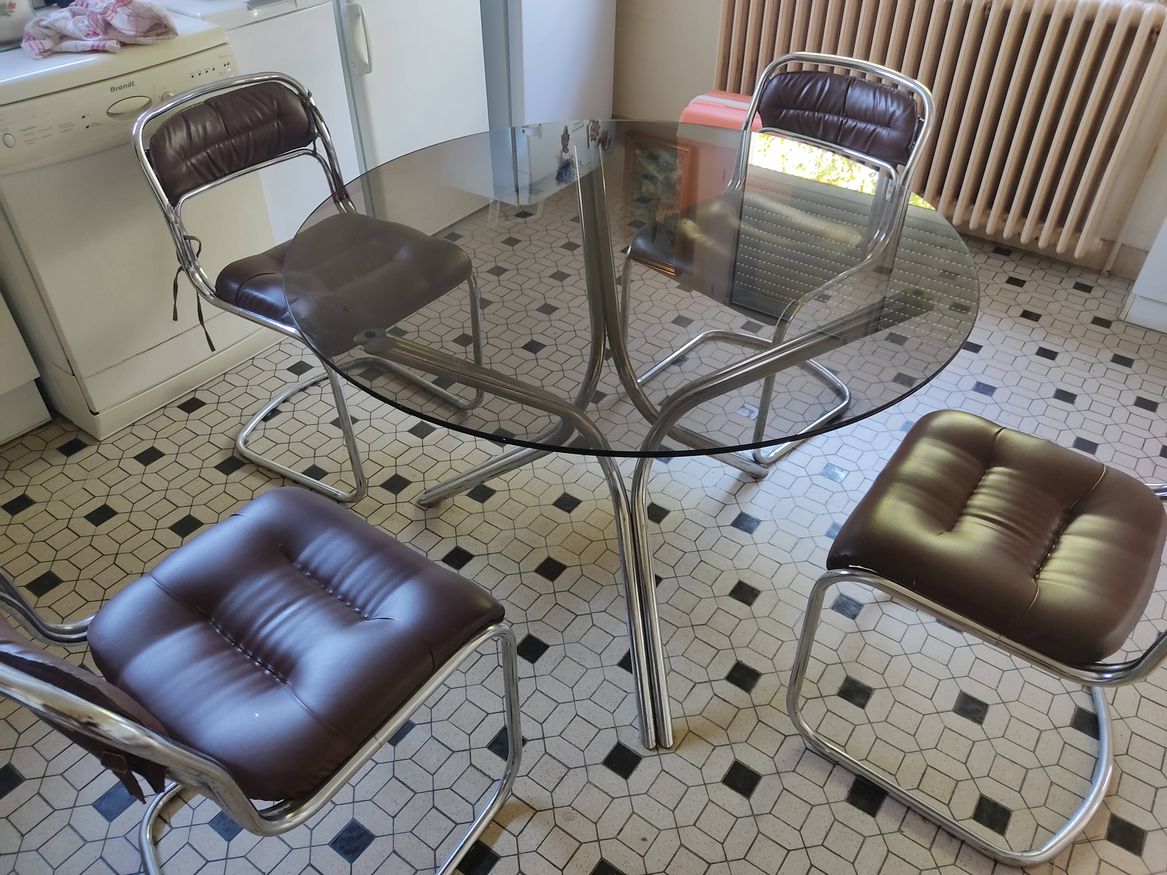 Round kitchen table with smoked glass top and 4 chairs from the 1970s.