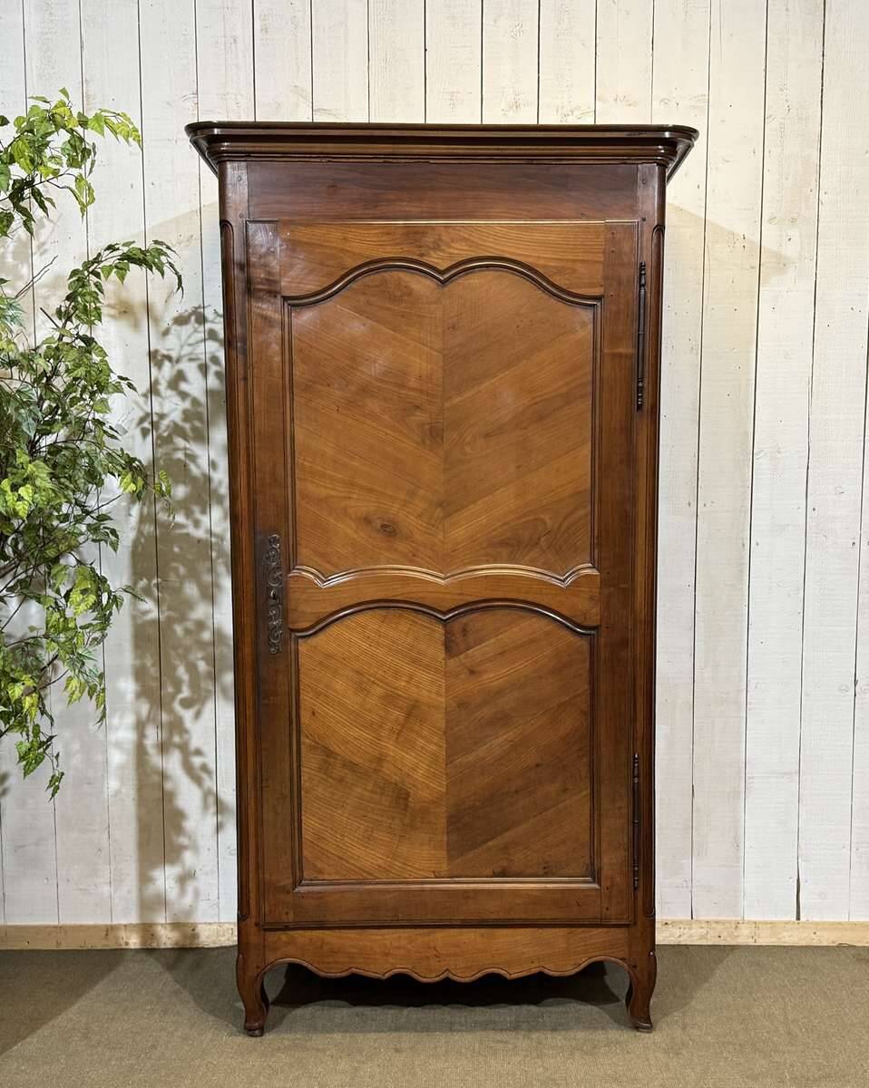 Louis XV bonnetière in cherry wood, early 19th century.