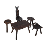 Ensemble de tabourets tripodes et table basse brutaliste