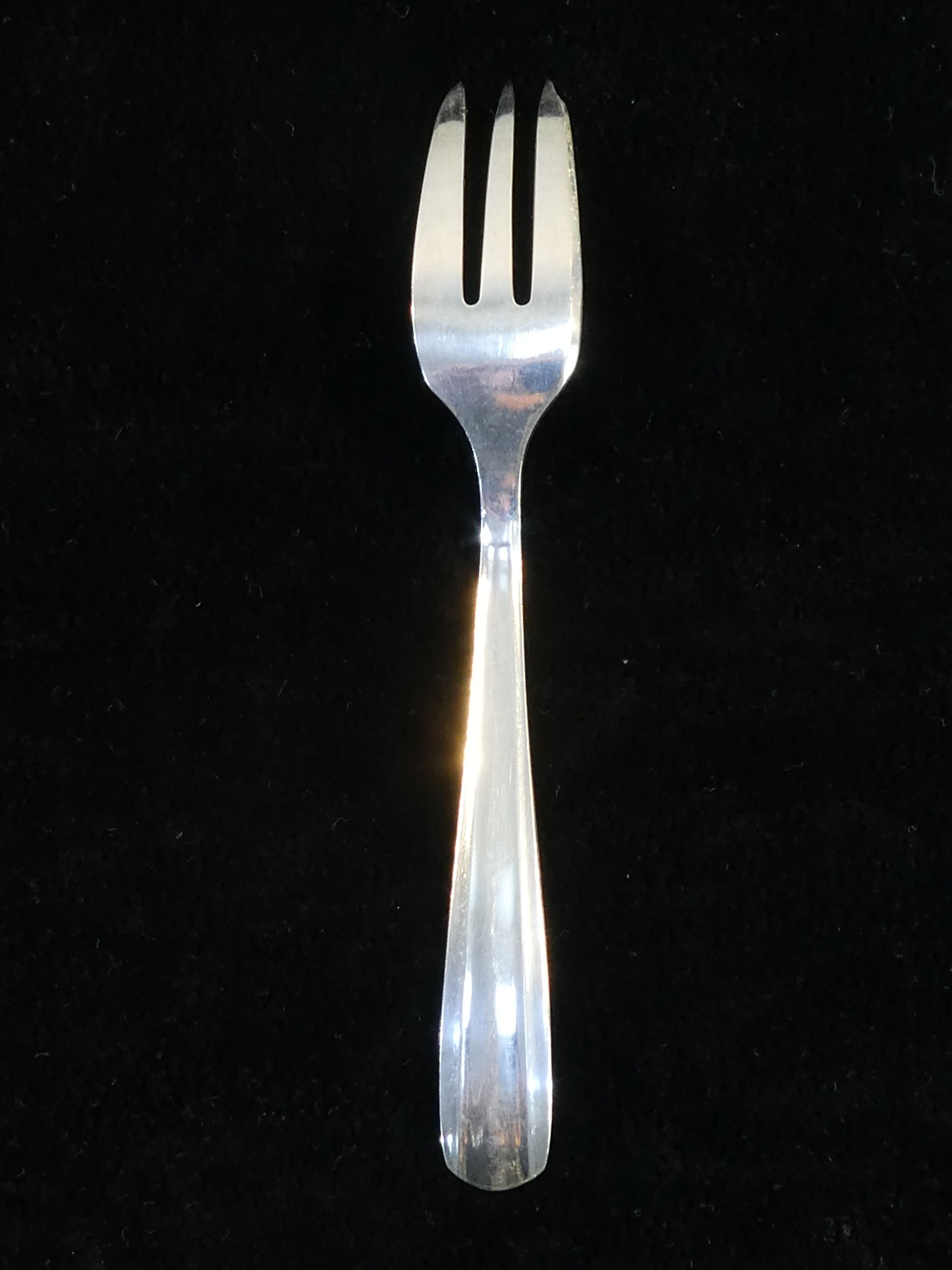 Silver metal cake menagere