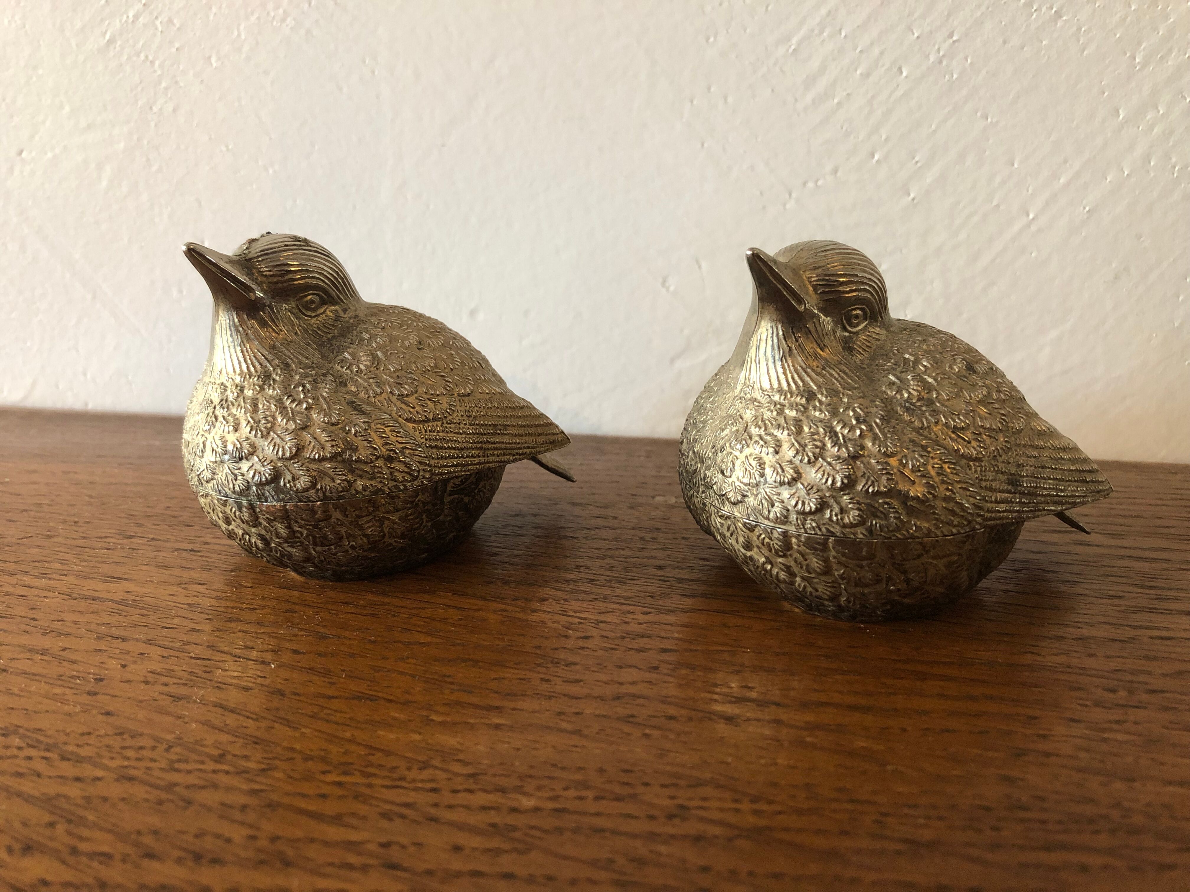 Salt and pepper shaker in silver metal, sparrows