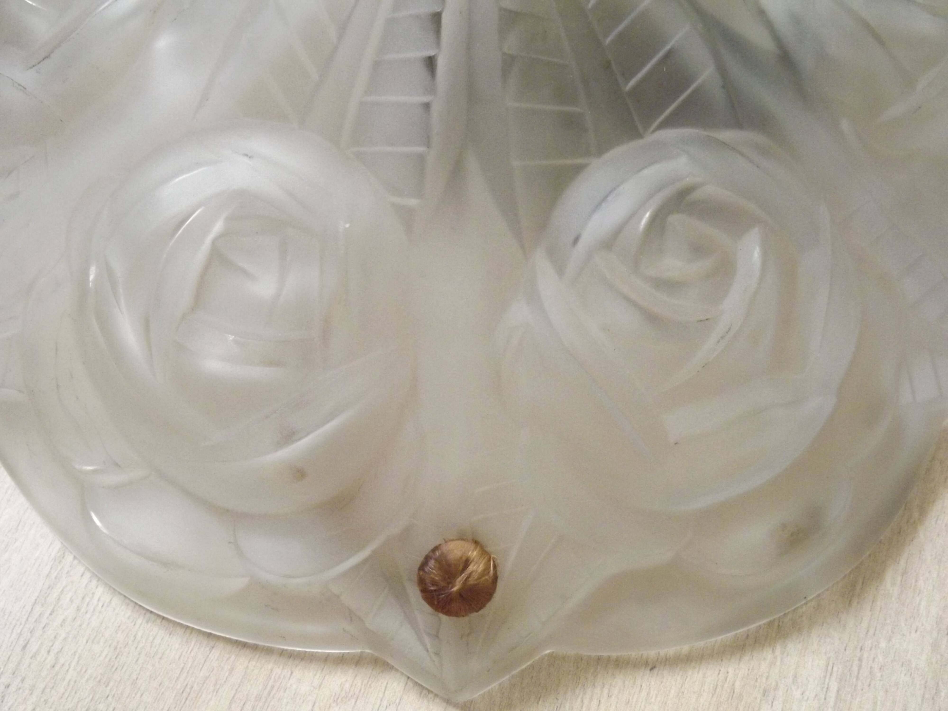 Plafonnier en verre Art Déco à décor de roses par Degué, vers 1930