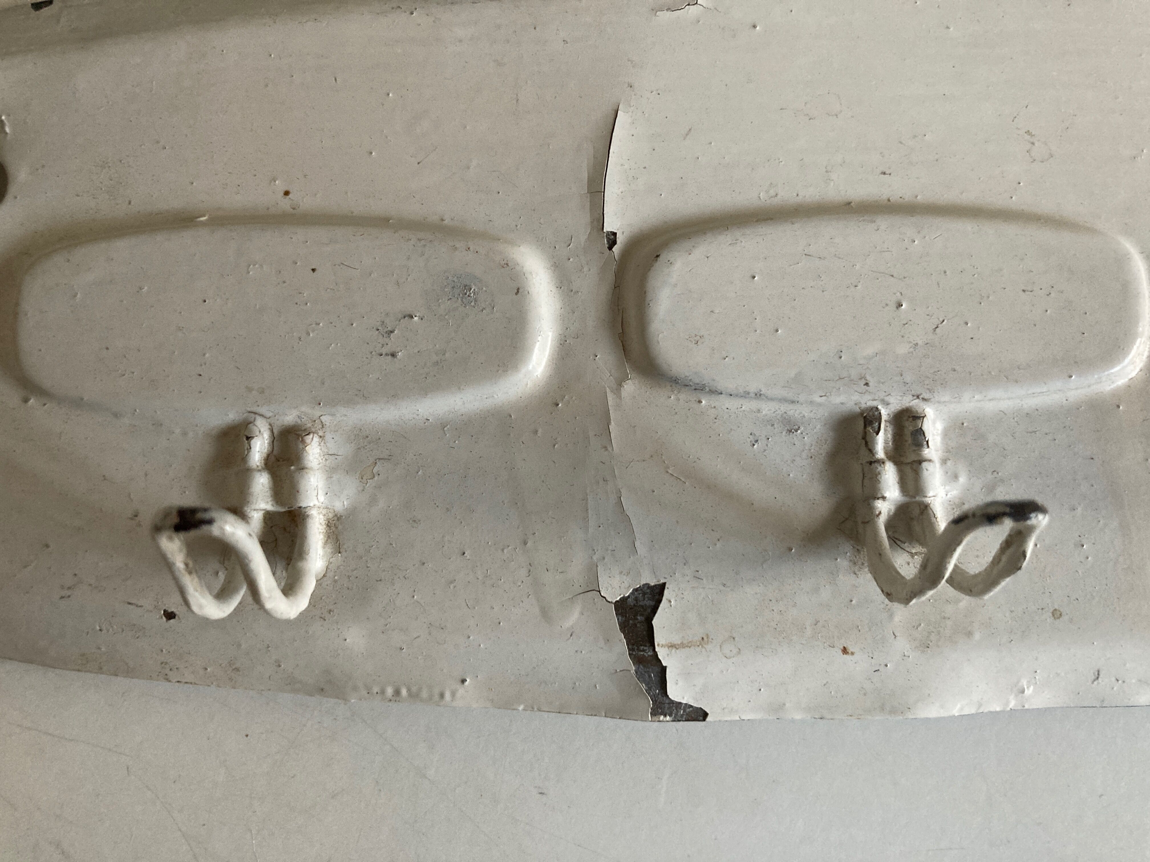 Patère hangs farm towel 1950