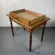 Table en bois avec tiroir