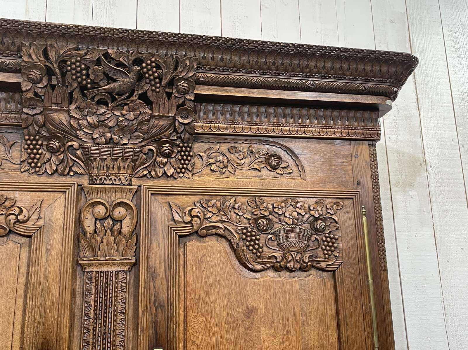 Armoire de mariage Normande sculptée en chêne clair du 19ème siècle