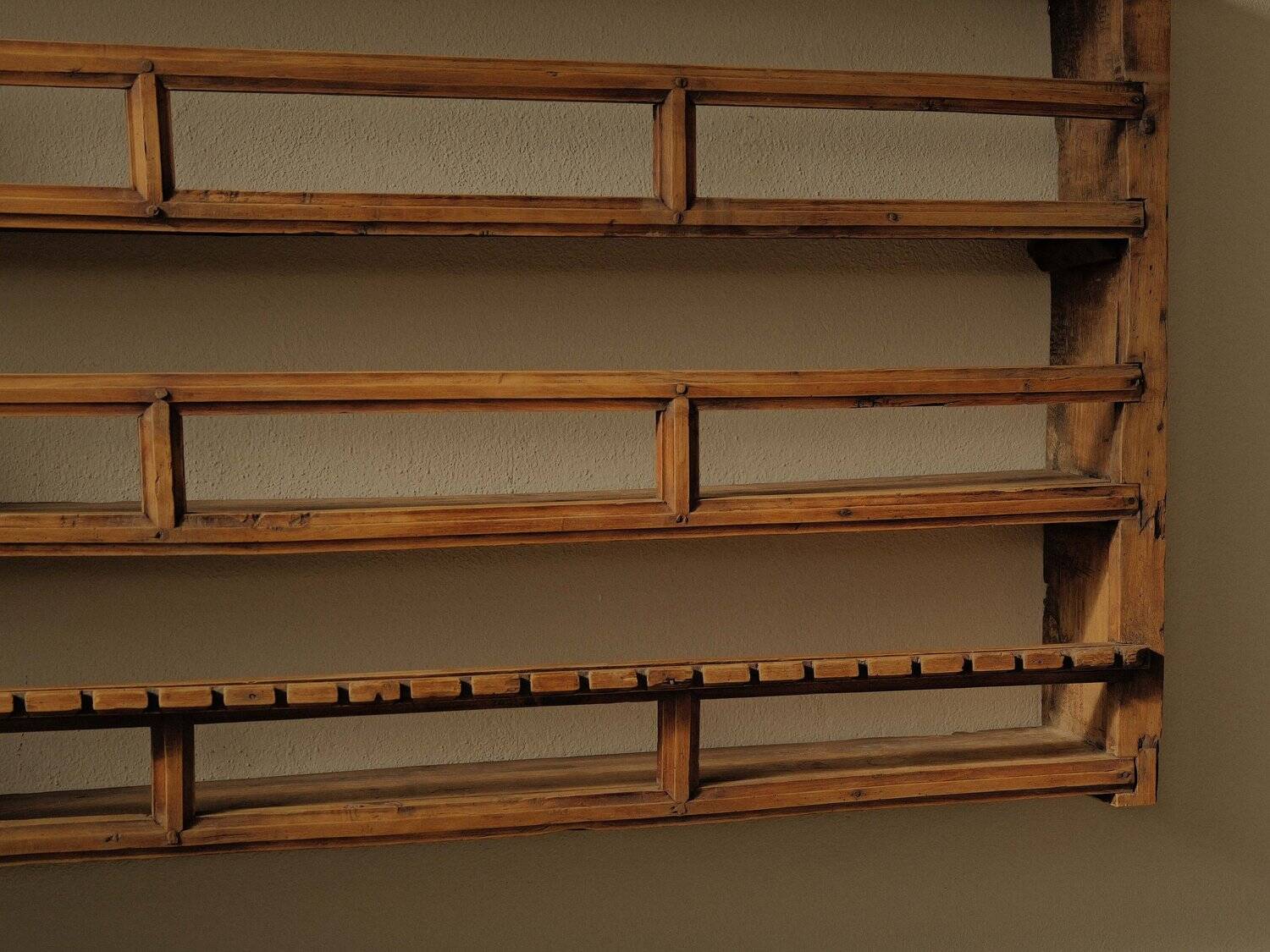 Étagère murale en bois massif – Art populaire, Cantal, XIXe siècle