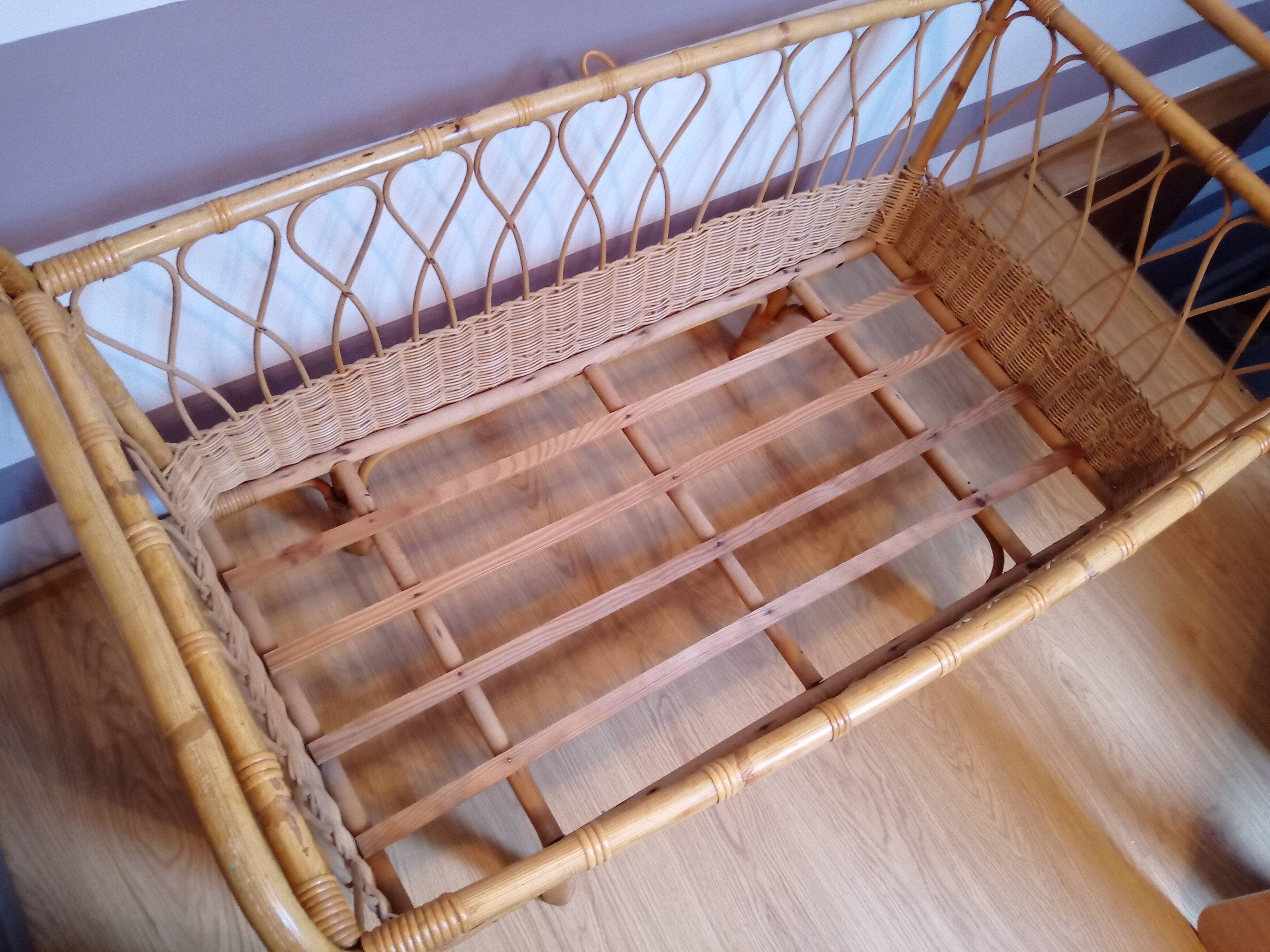 Vintage baby bed in wicker/rotin