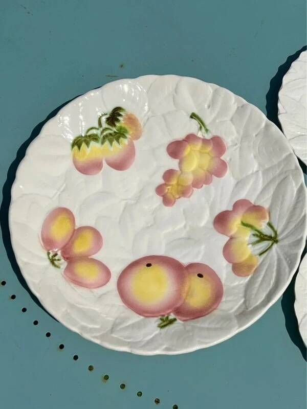 Plat à tarte et deux assiettes à dessert en barbotine de Sarreguemines