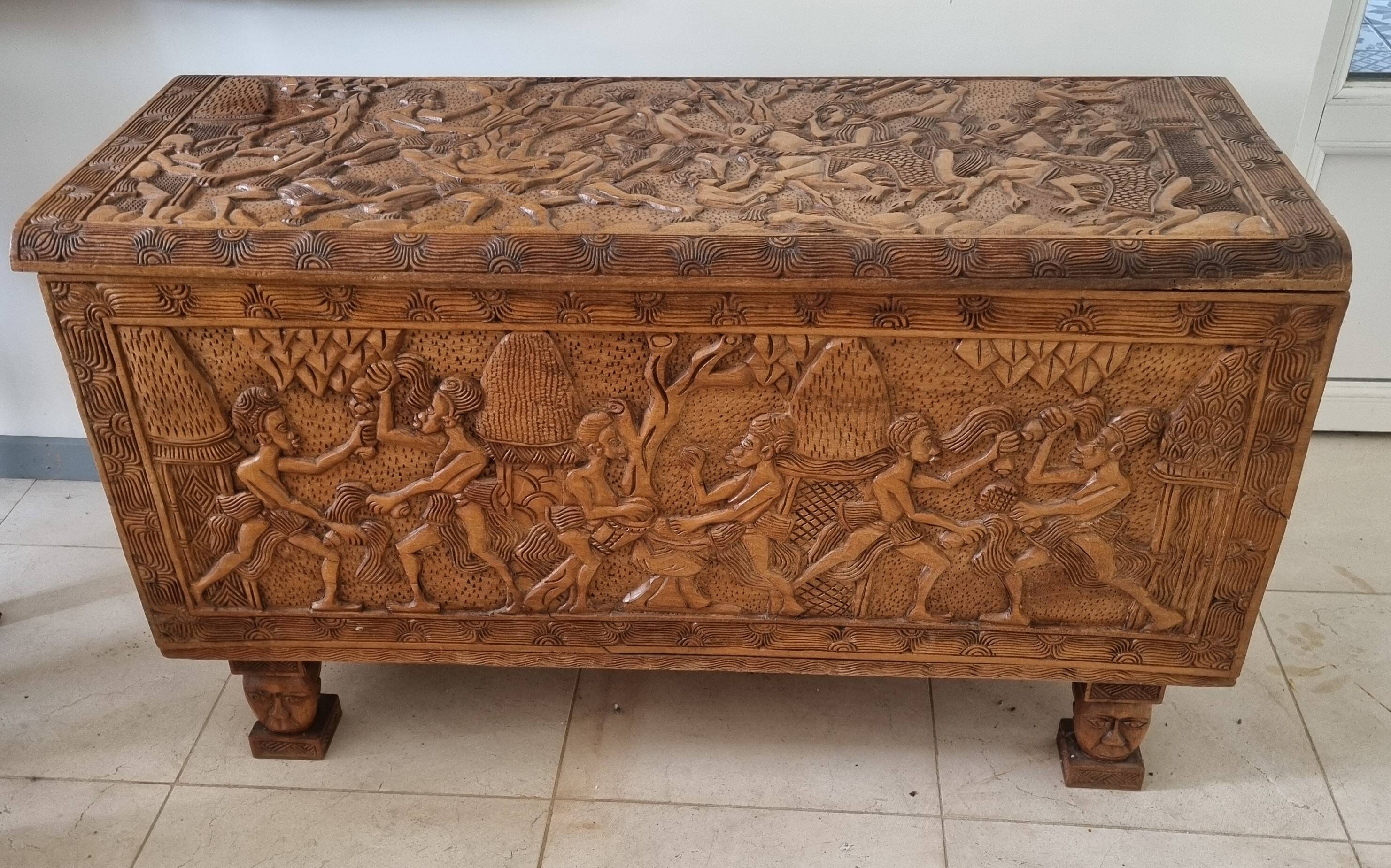 Coffre en bois exotique sculpté