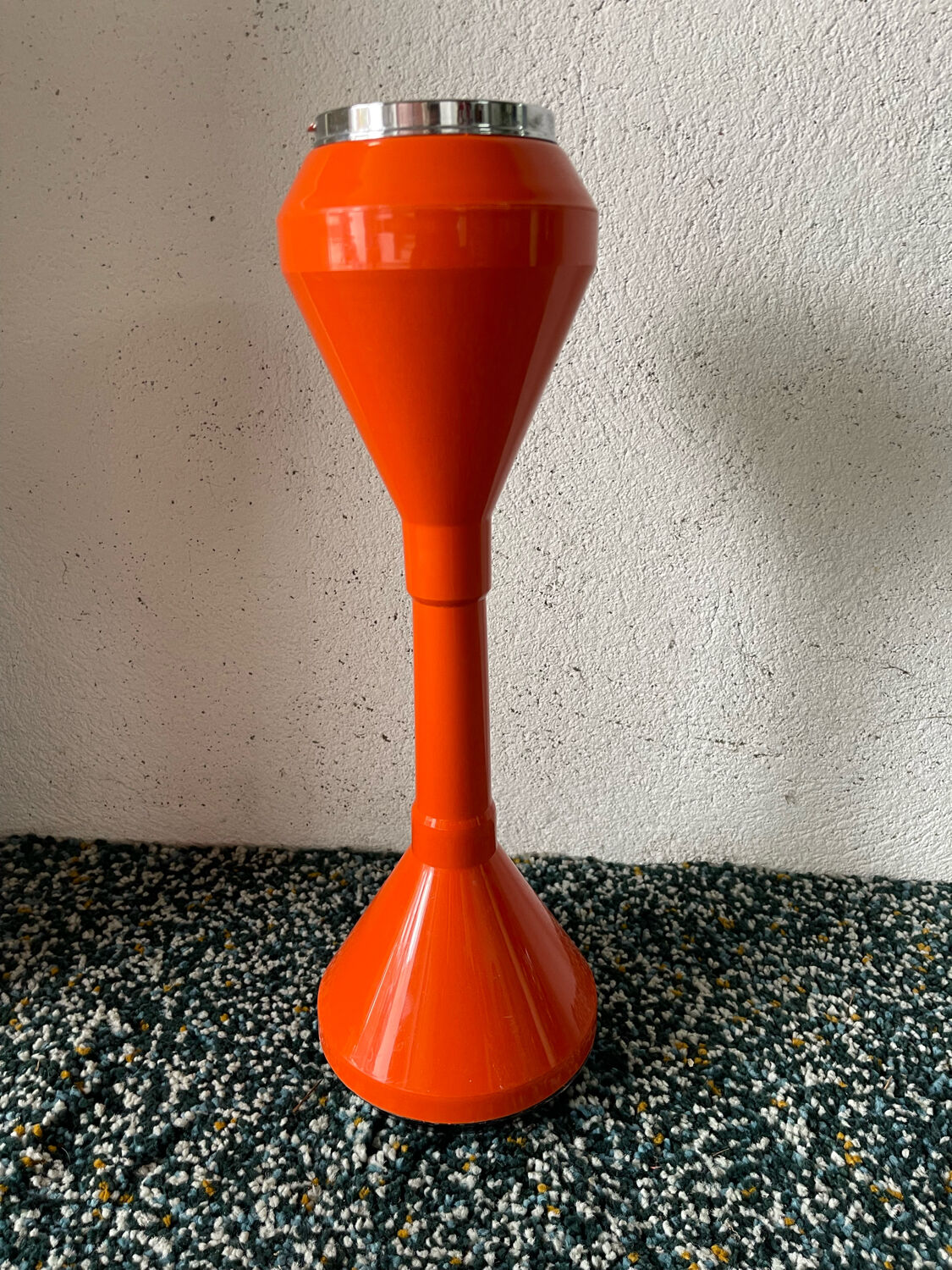 1970's Italian ashtray in mandarin orange plastic with its Space Age tulip foot