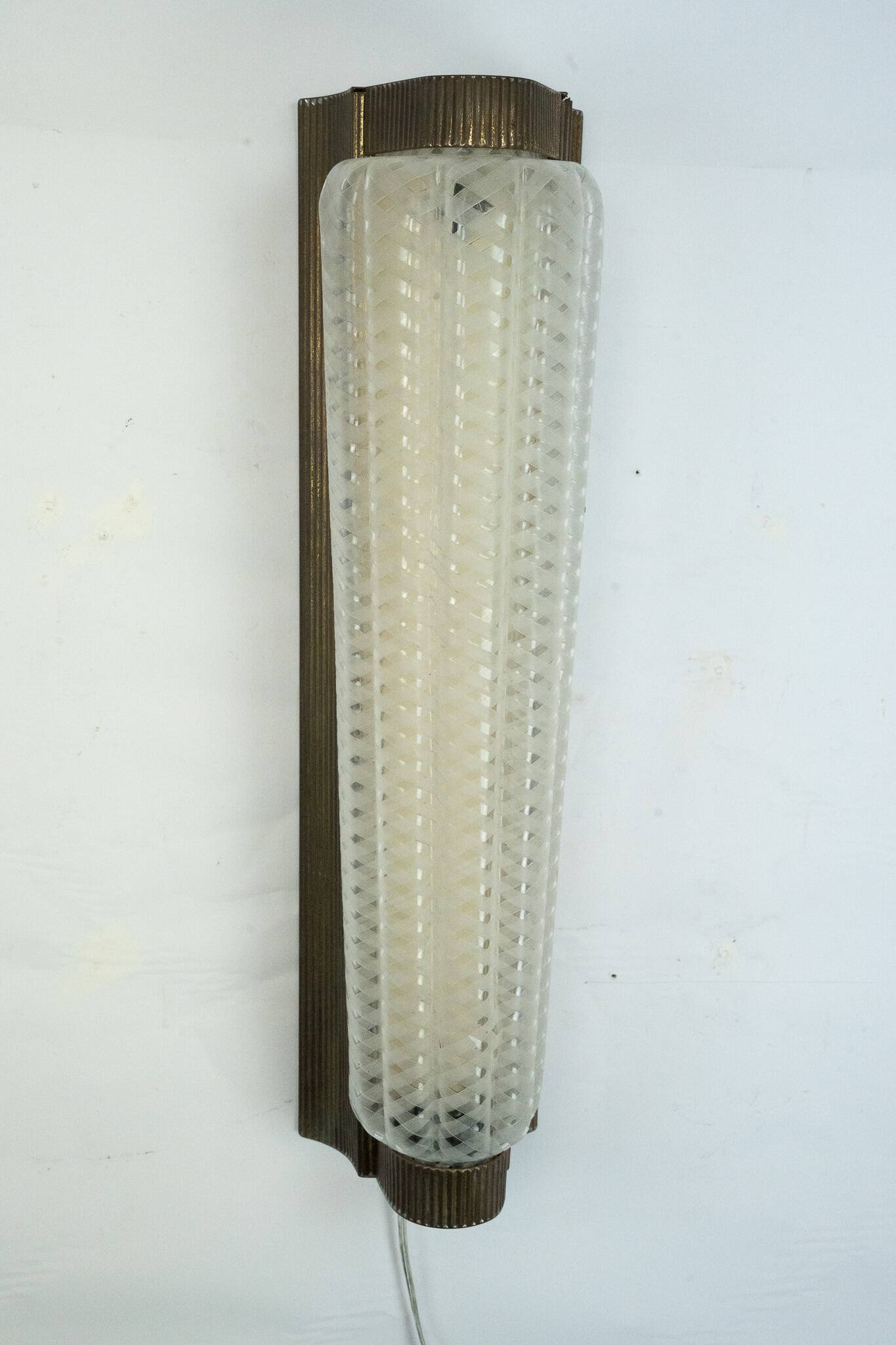 Grande applique Art déco simple en laiton et plexiglas. Italie, années 1930.