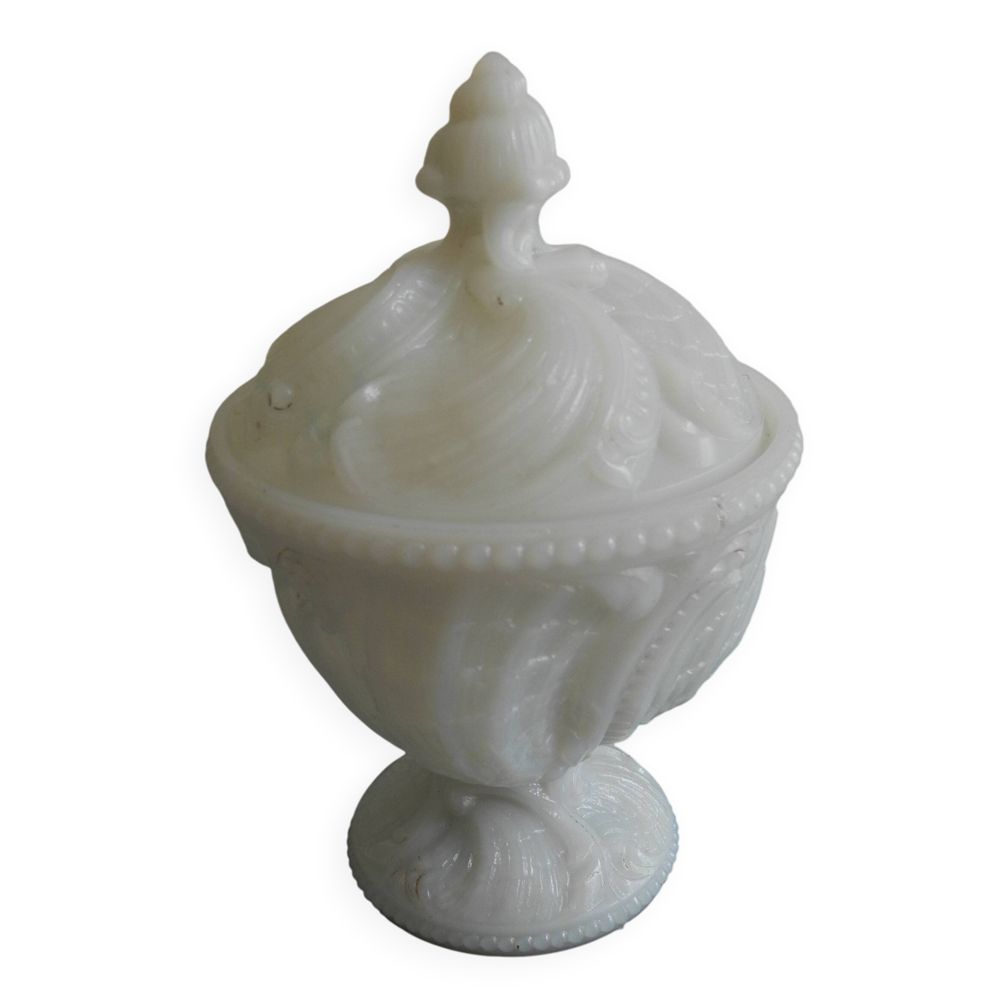 Sucrier, drageoir style Louis XV en opaline de Portieux
