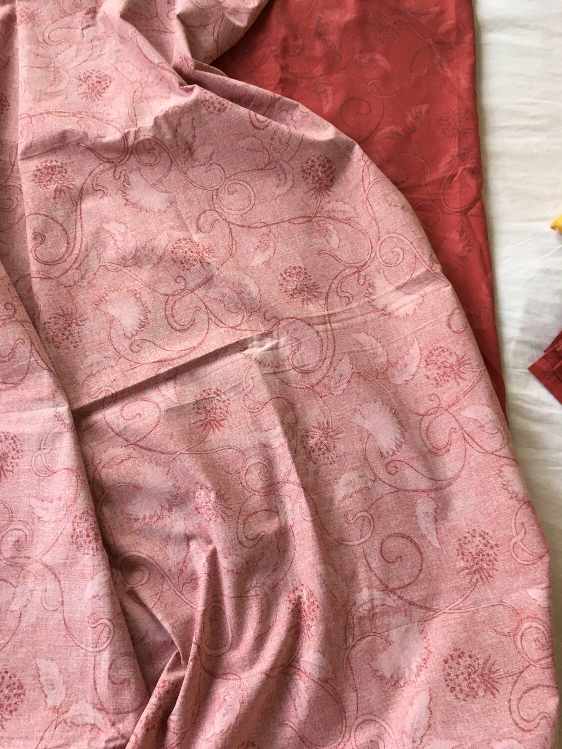 Large red tablecloth for 8 places and napkins