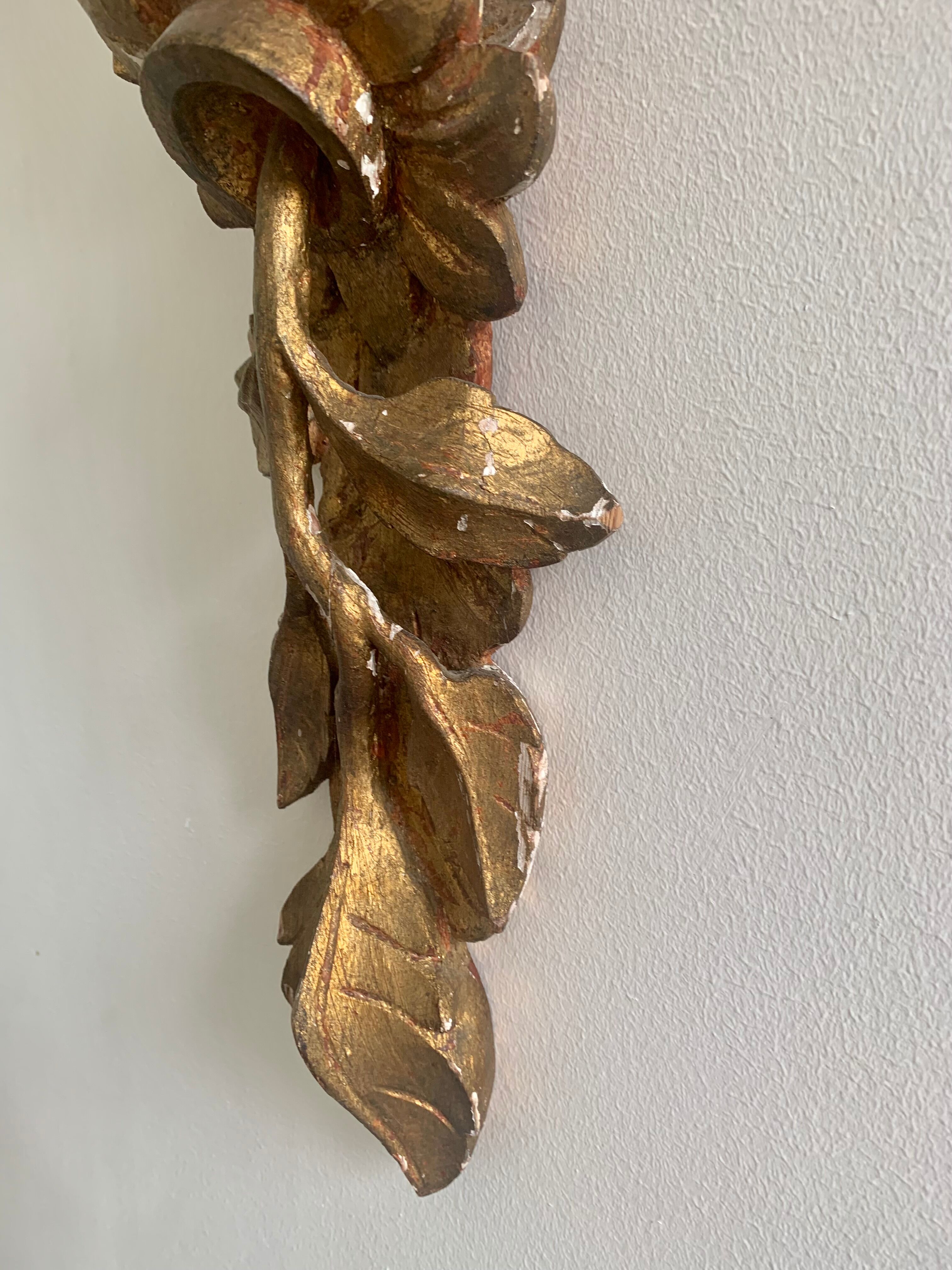 Carved wall lamp in wood of the seventeenth century