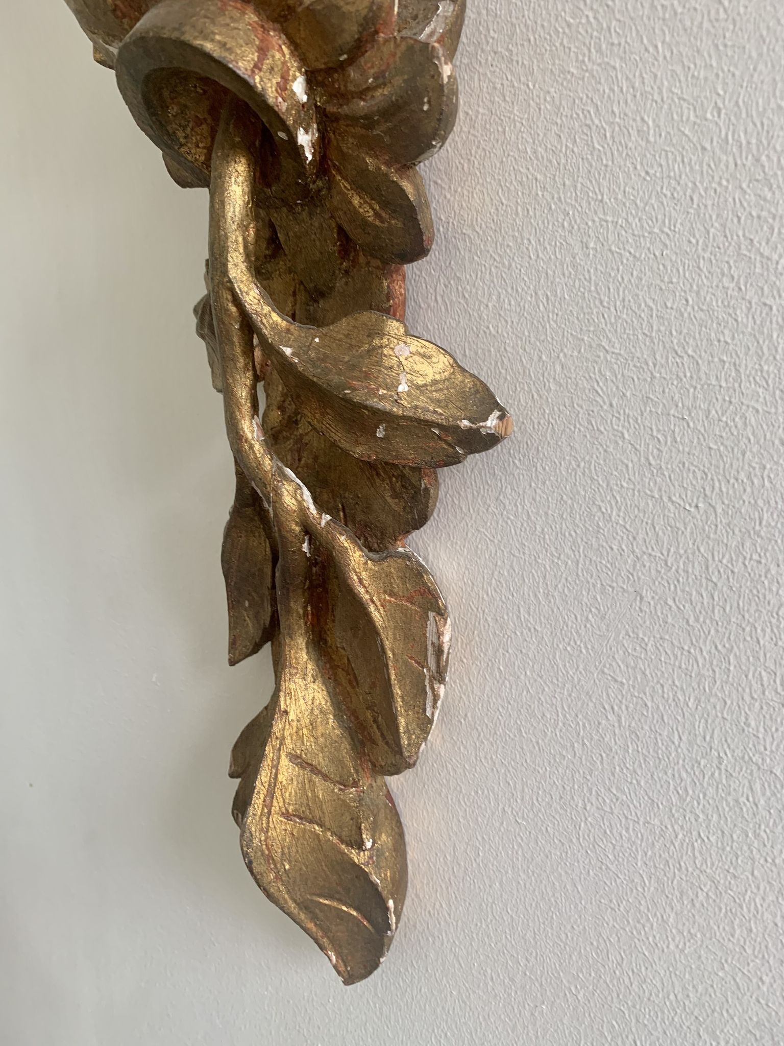 Carved wall lamp in wood of the seventeenth century