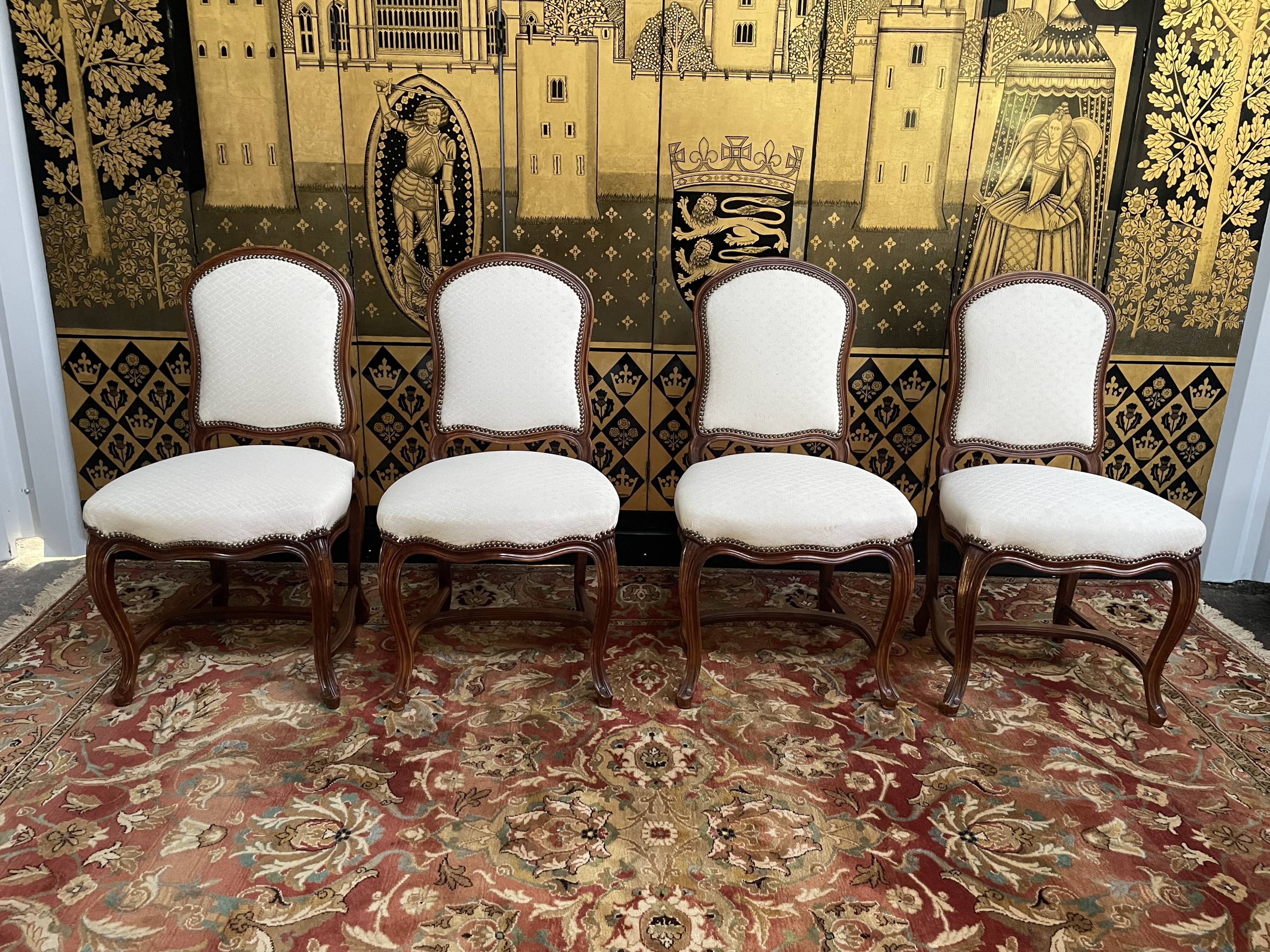 Suite de 4 chaises de style Louis XV