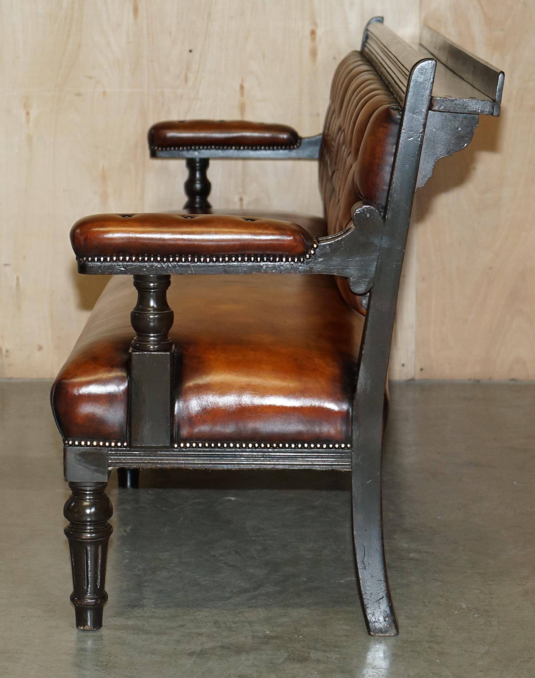 Banc de pub victorien Chesterfield en cuir restauré