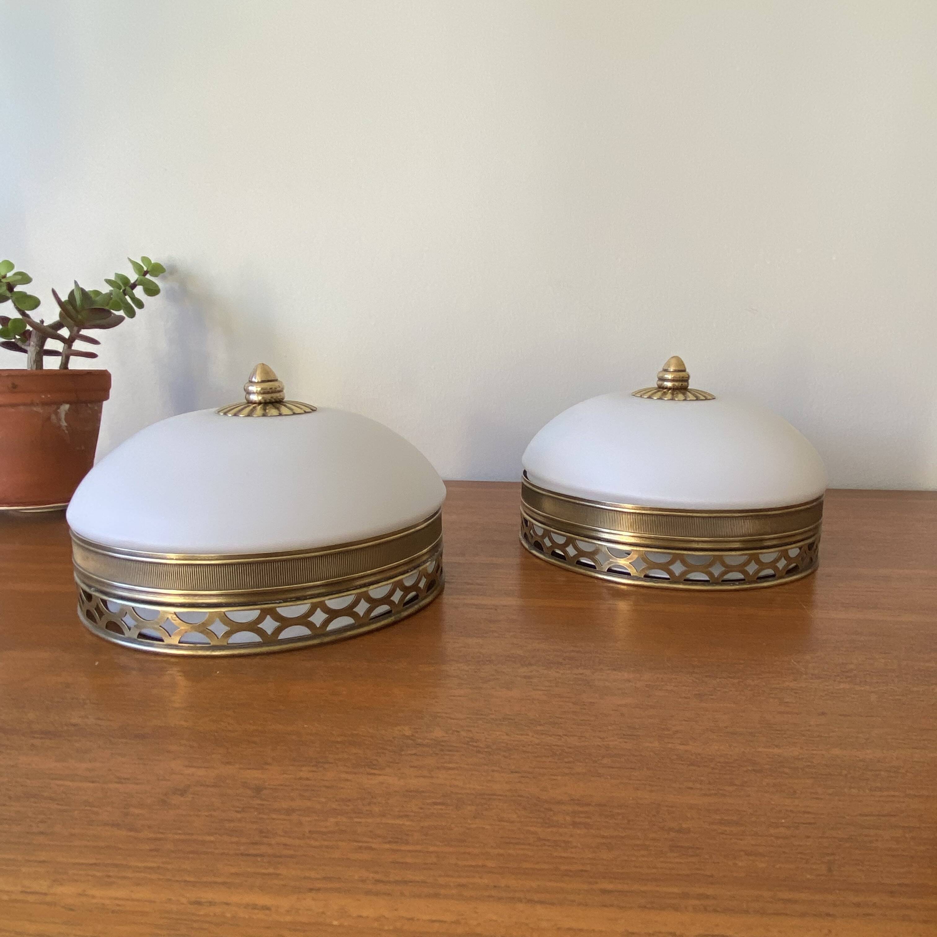 Paire d'appliques plafonniers anciens demi sphérique verre blanc et laiton