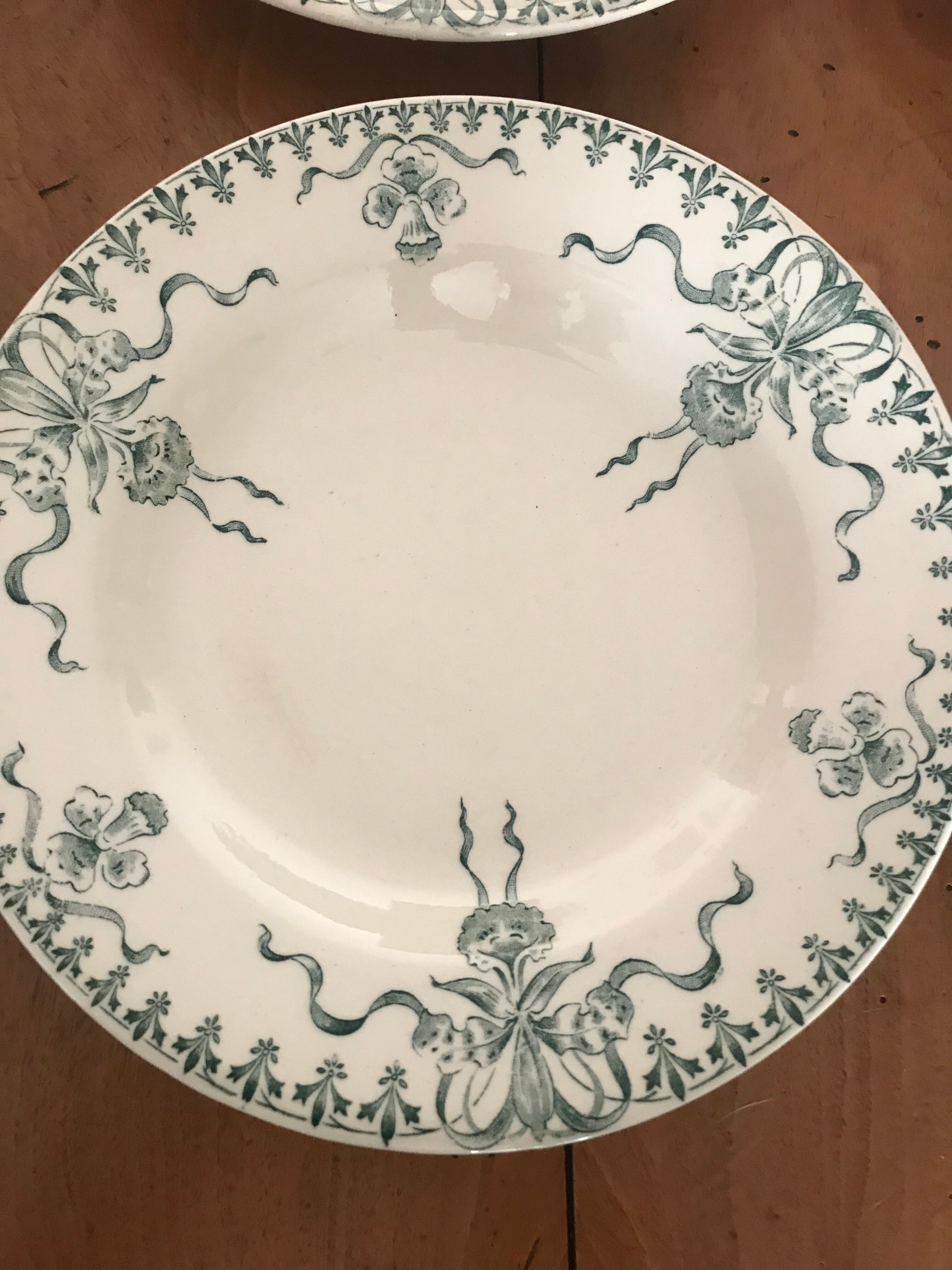 Round porcelain dish from Gien Terre de fer model "Venice"