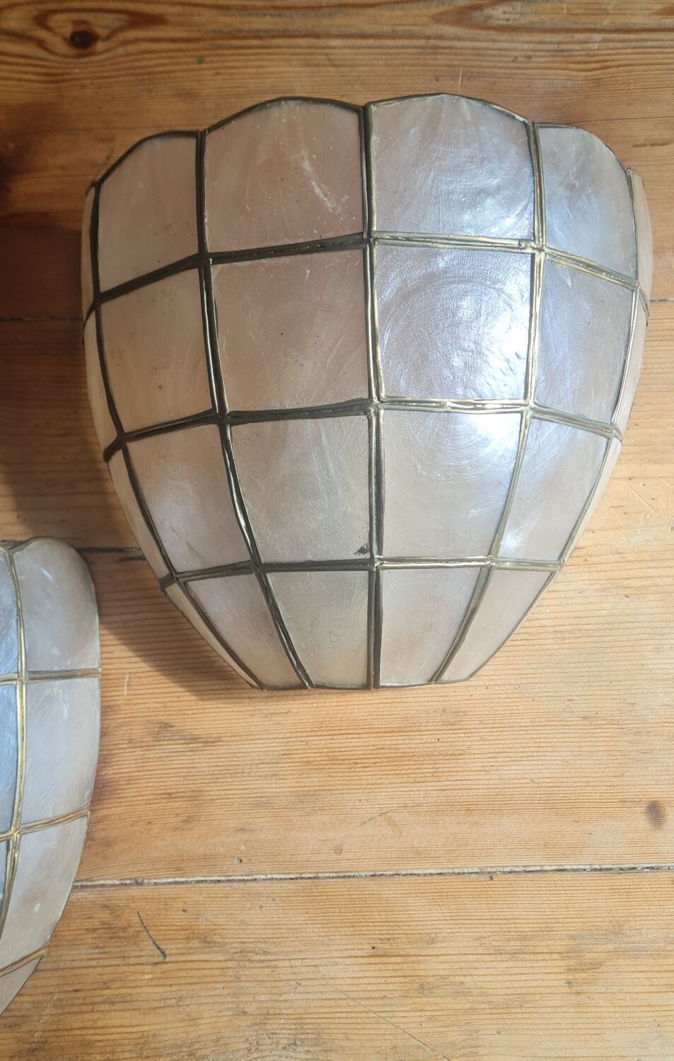 Pair of sconces in brass and mother-of-pearl