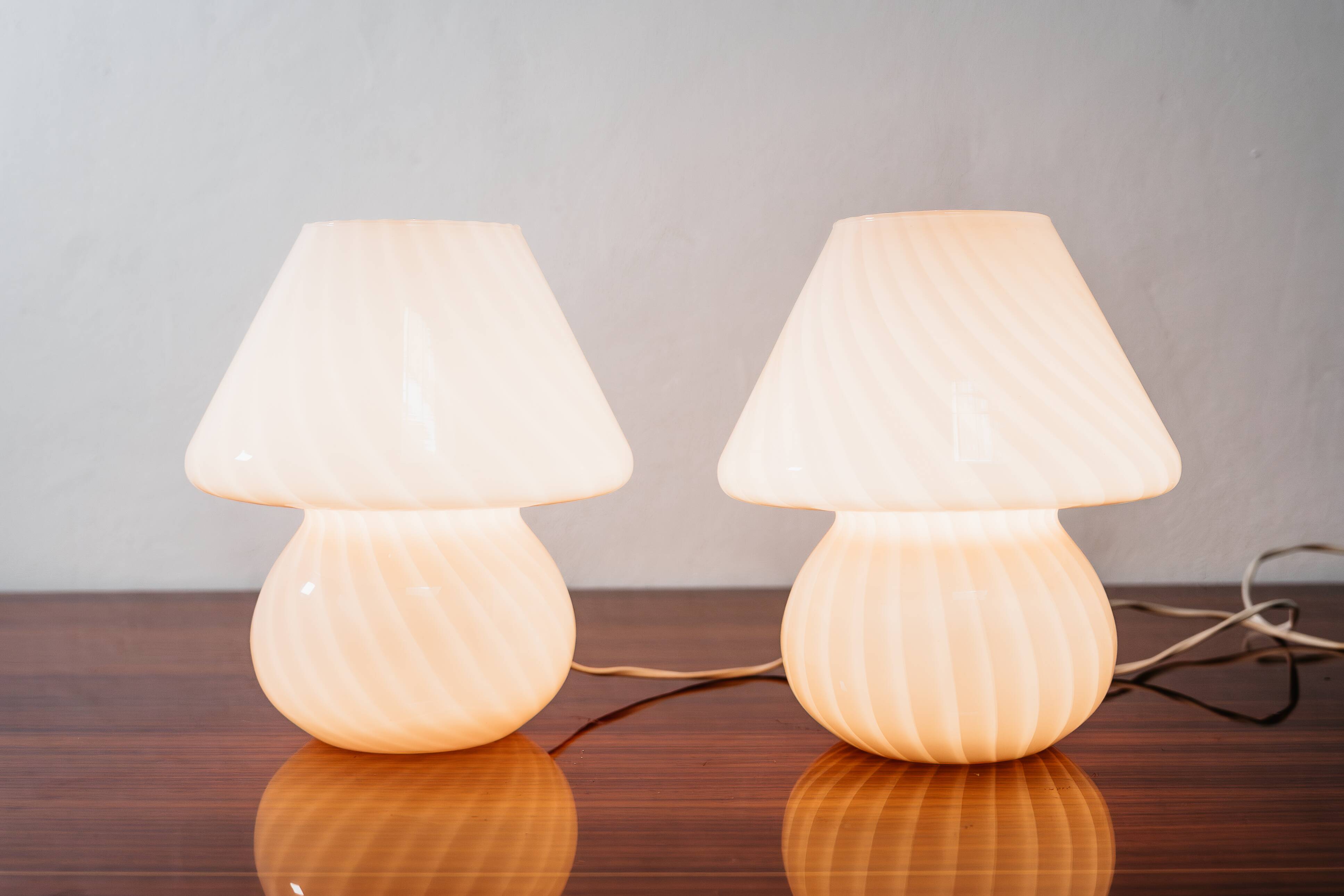 Coppia de lampes de table Murano champignon rose design des années 1970