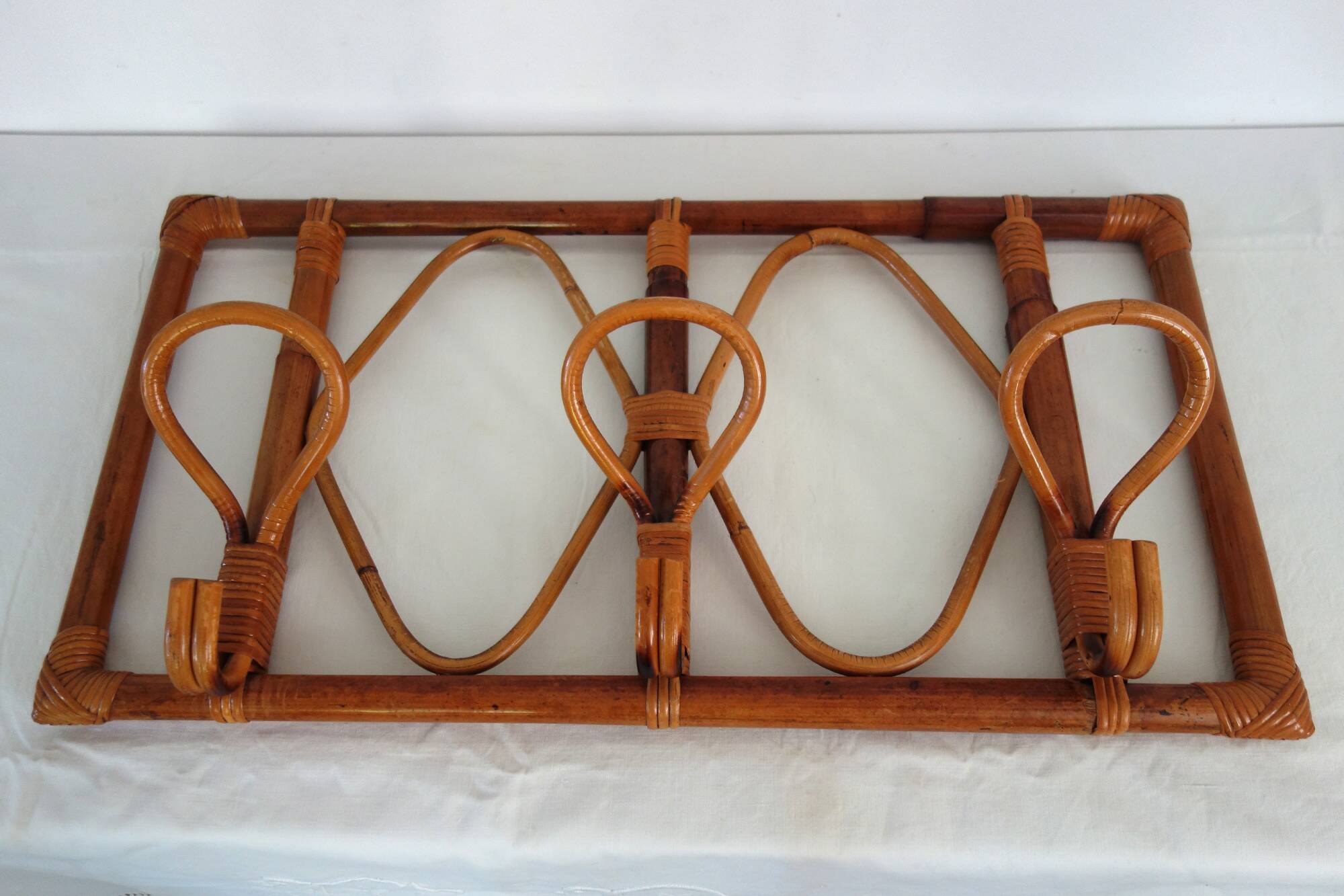 Vintage wall coat rack in bamboo and rattan.