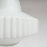 Cette lampe décorative en verre opale est une création de Louis Kalff pour Philips.