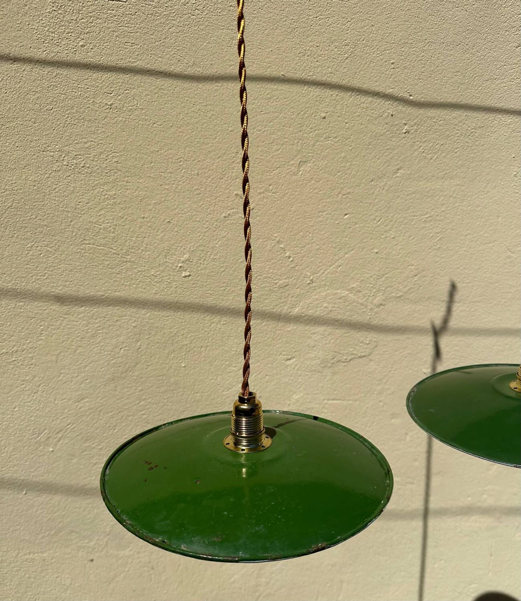 Vintage trio suspension lampshade in green and white enamelled metal.