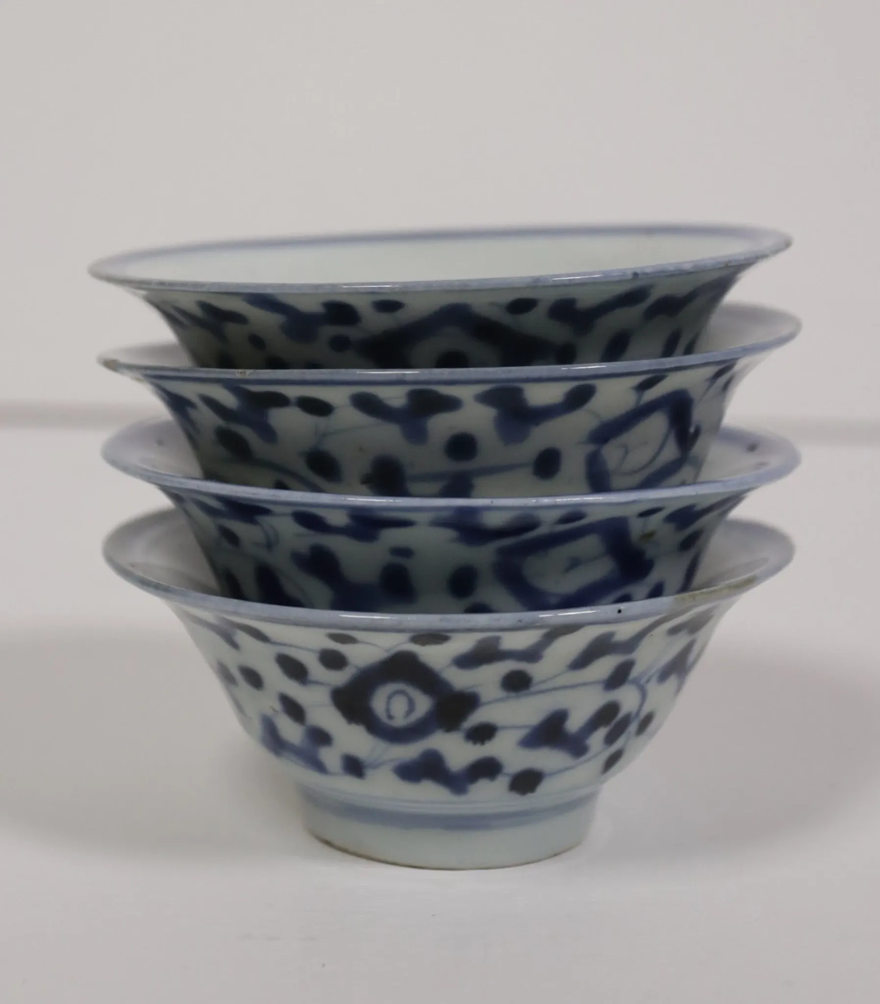 Set of 4 Chinese blue and white bowls with lotus scrolls – 19th century