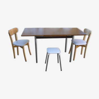 Table en formica avec 2 rallonges, 2 chaises et 1 tabouret