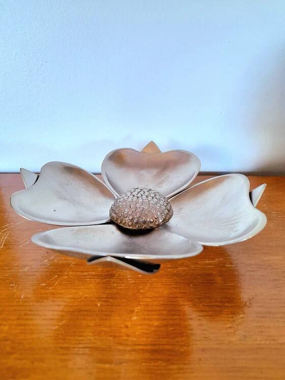 Cendrier fleur de lotus en métal argenté, 1970.