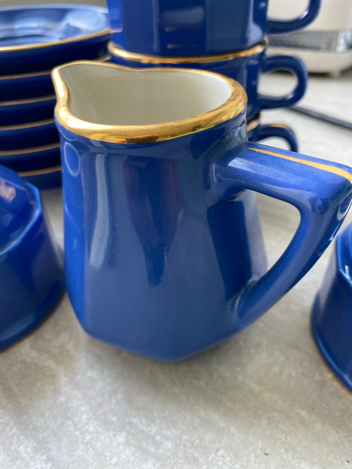 6 tasses et sous tasses et pot à lait Revoll