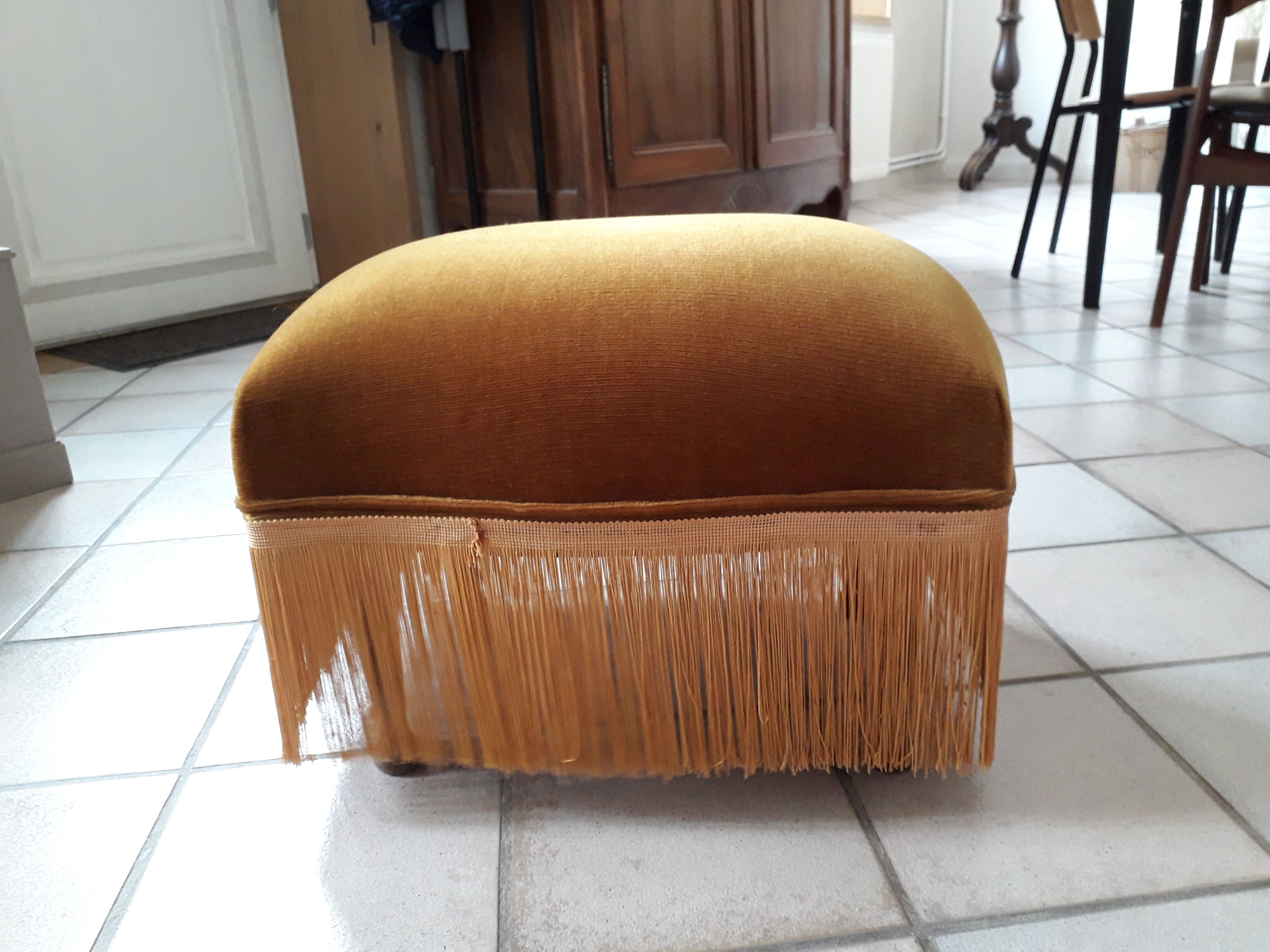 Yellow gold velvet pouf