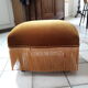 Pouf en velours jaune or