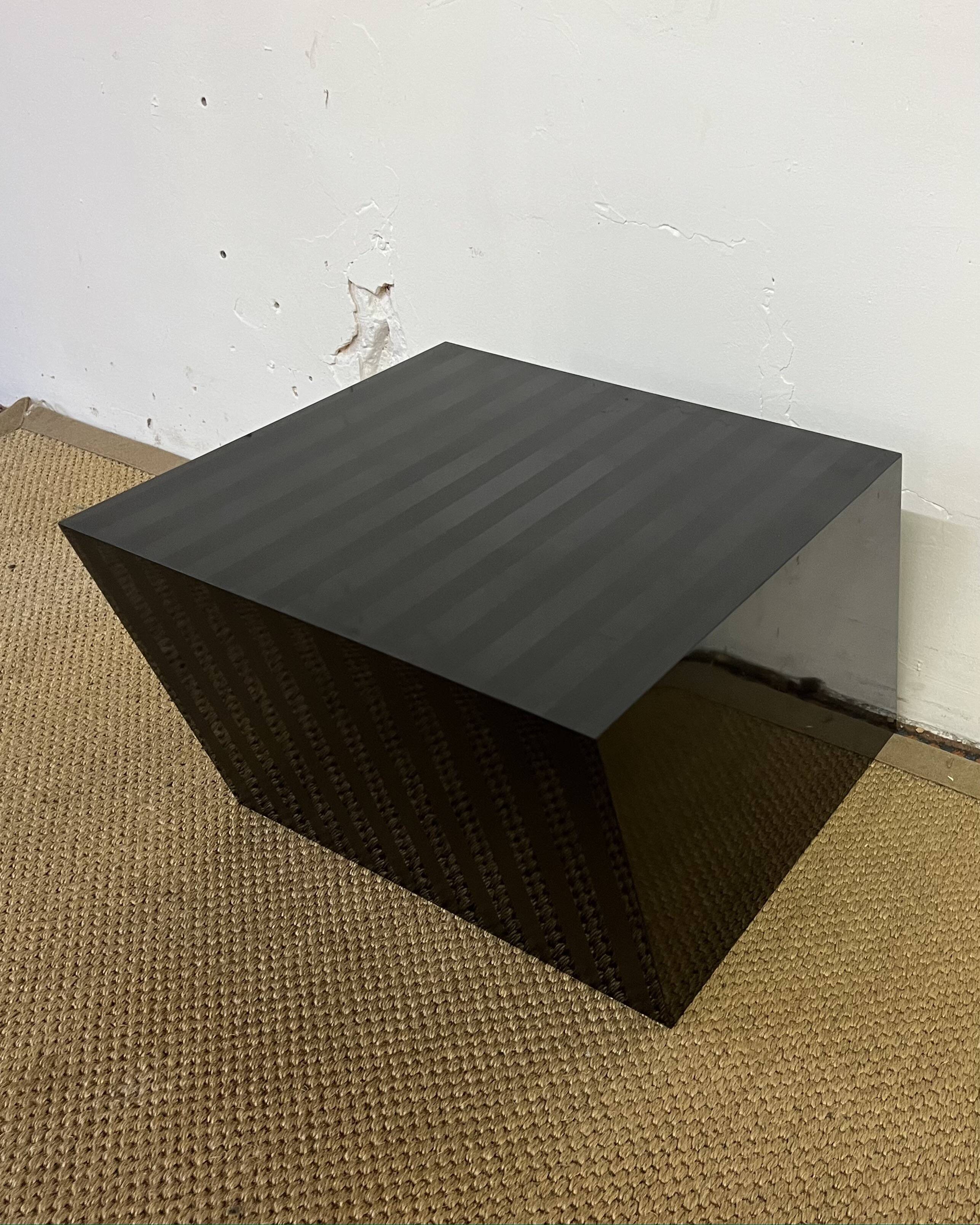 Bout de canapé trapézoïdal