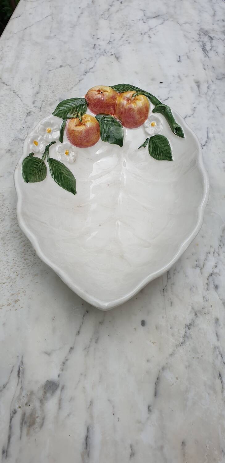 Fruit dish in apple slip