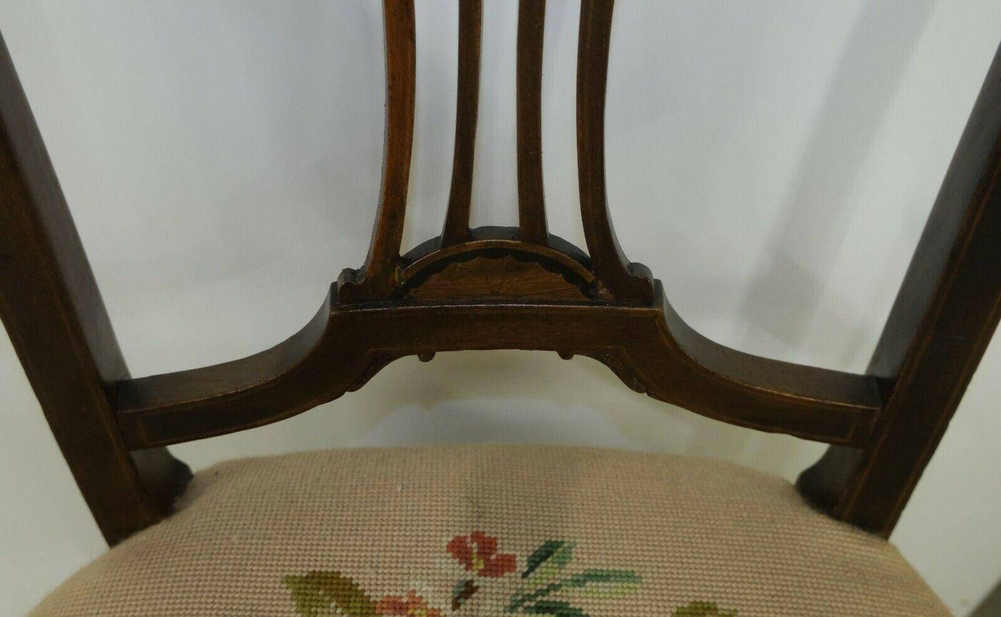 Fauteuil en bois dur Hepplewhite sur pieds délicats avec siège d'origine