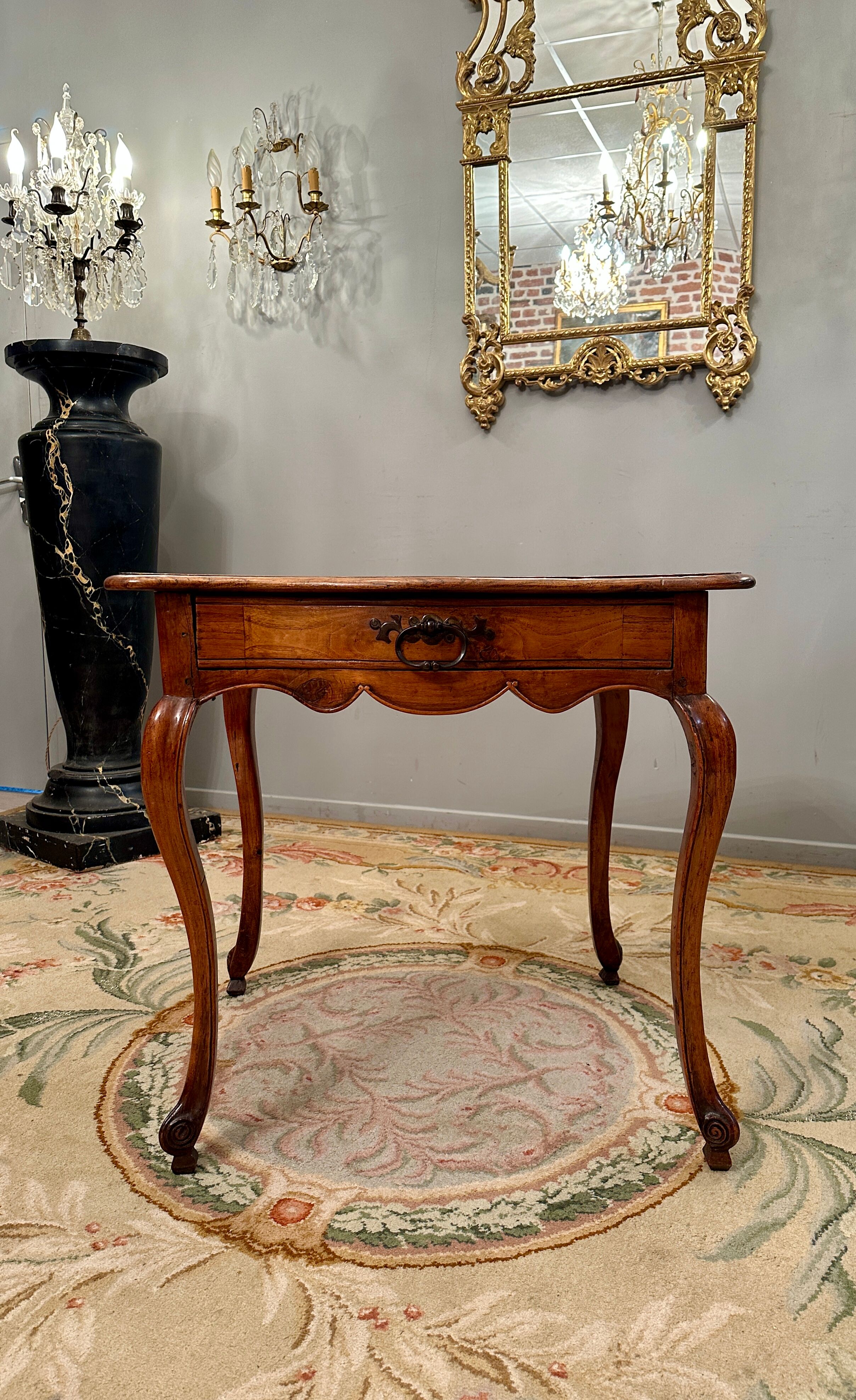 Middle table in walnut period Louis XV around 1730