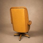 Fauteuil capitonné Poltrona Frau circé 1990