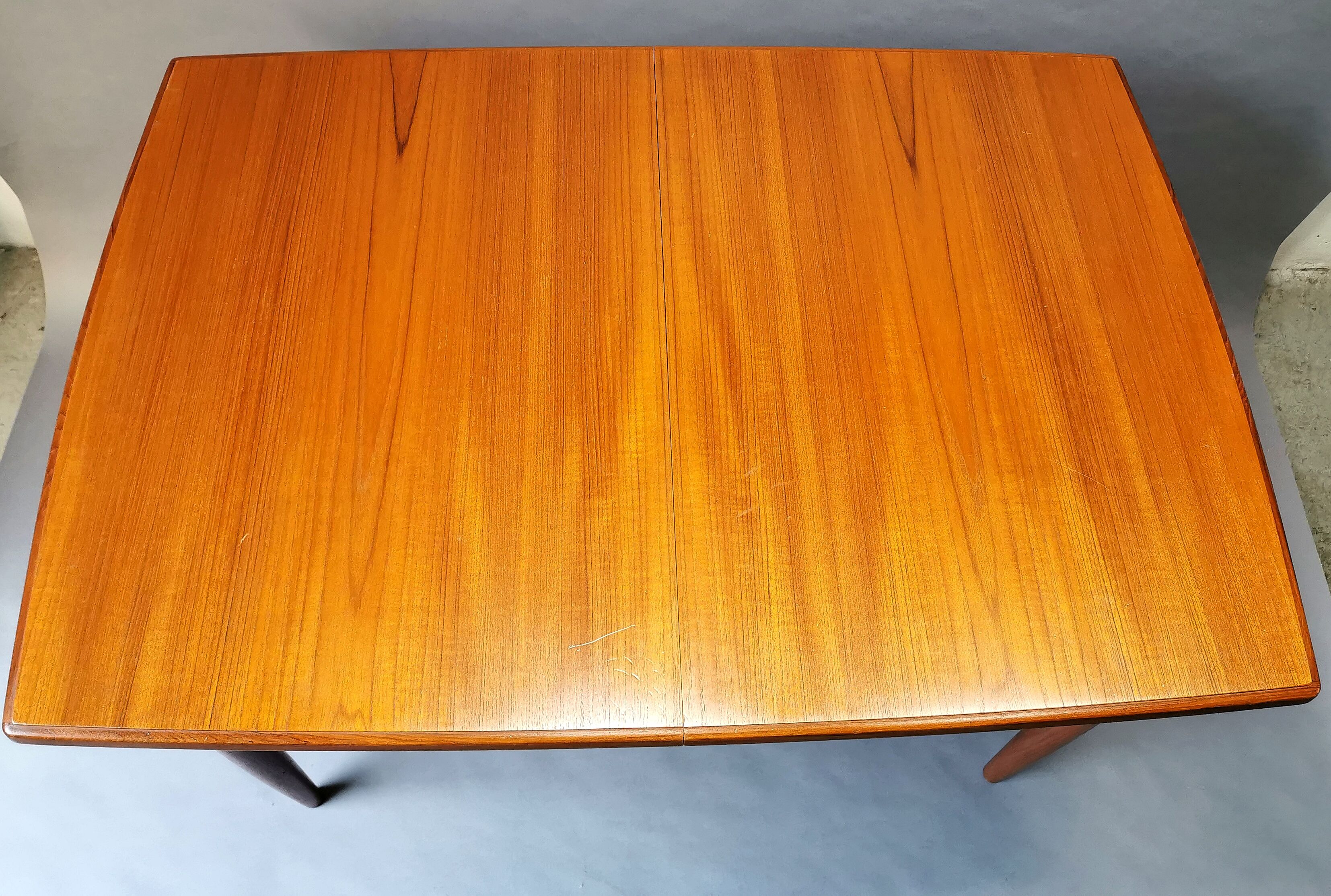 Scandinavian teak table 60/70
