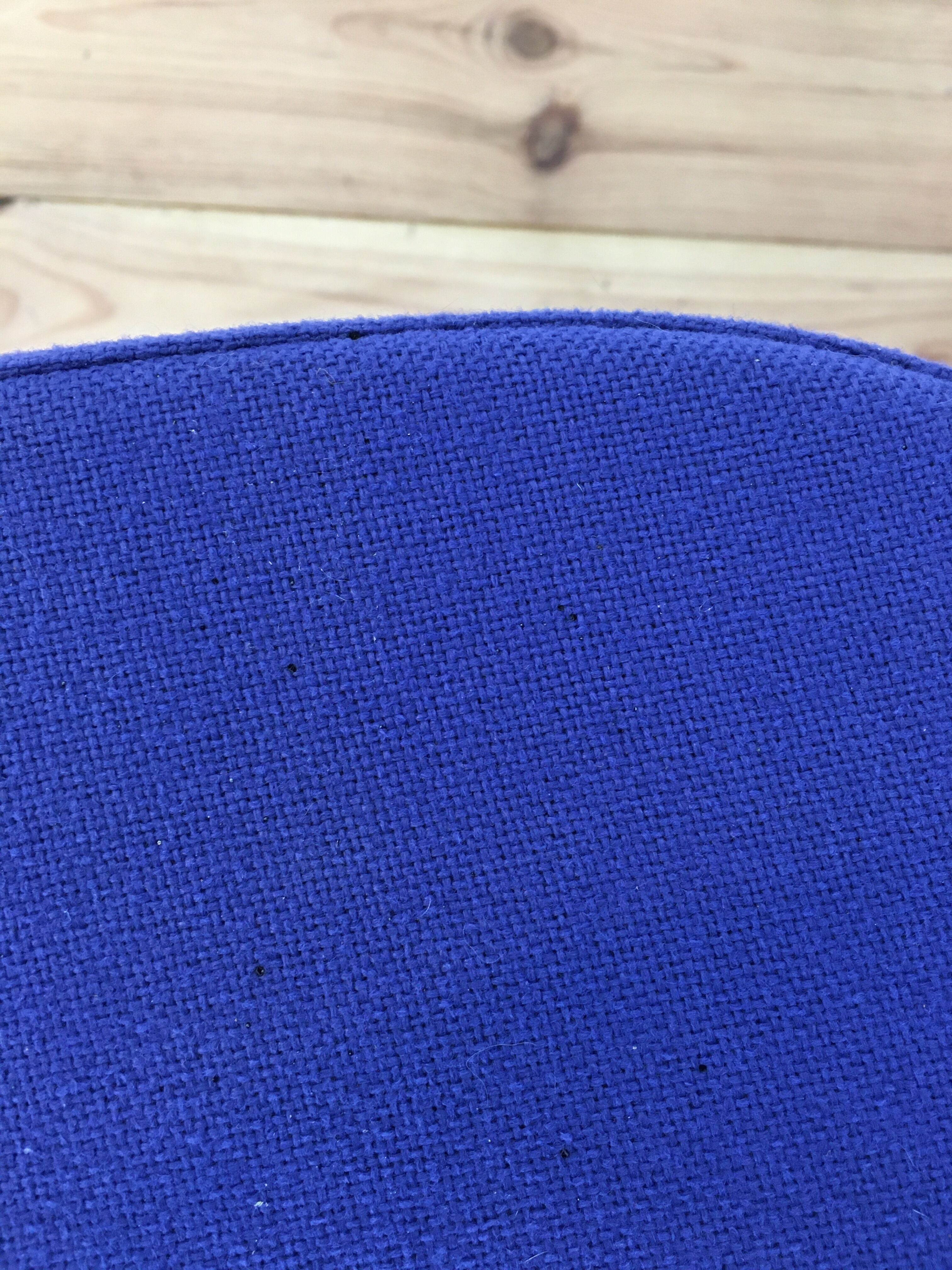 Chaise Vitra blanche et bleue