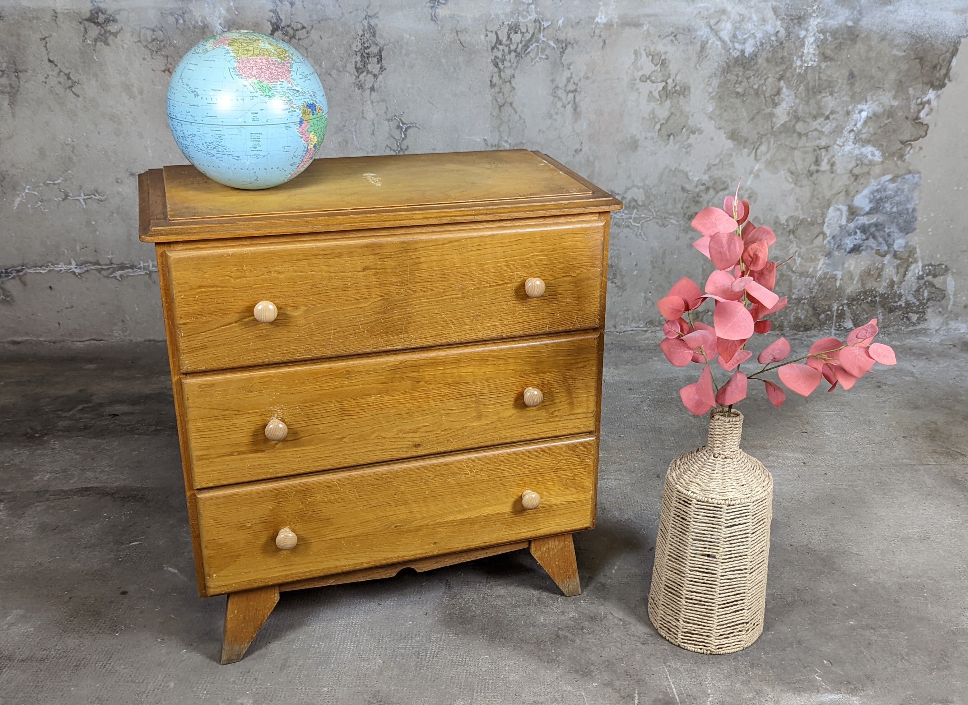 Scandinavian compass foot dresser