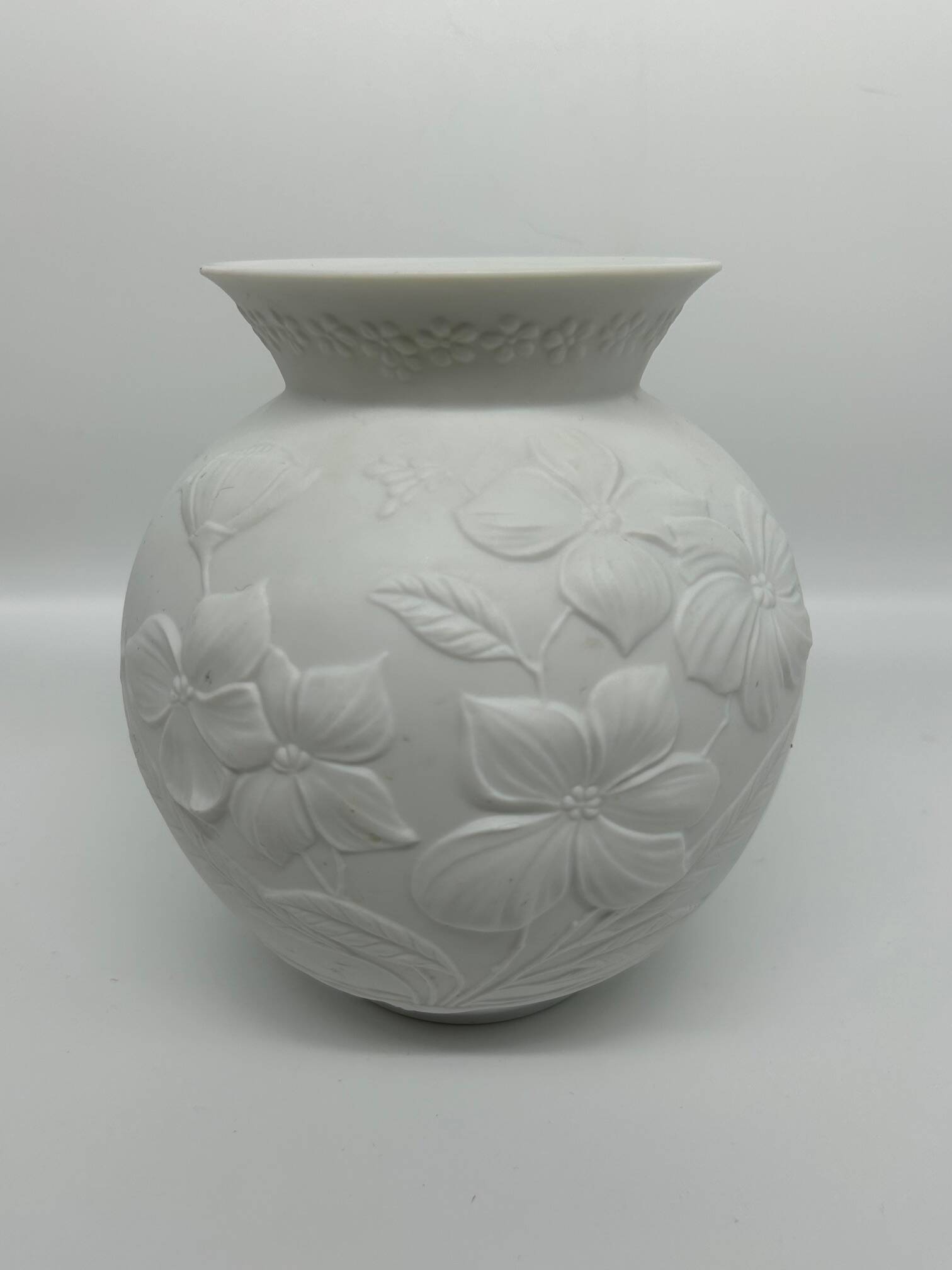 Kaiser biscuit porcelain vase