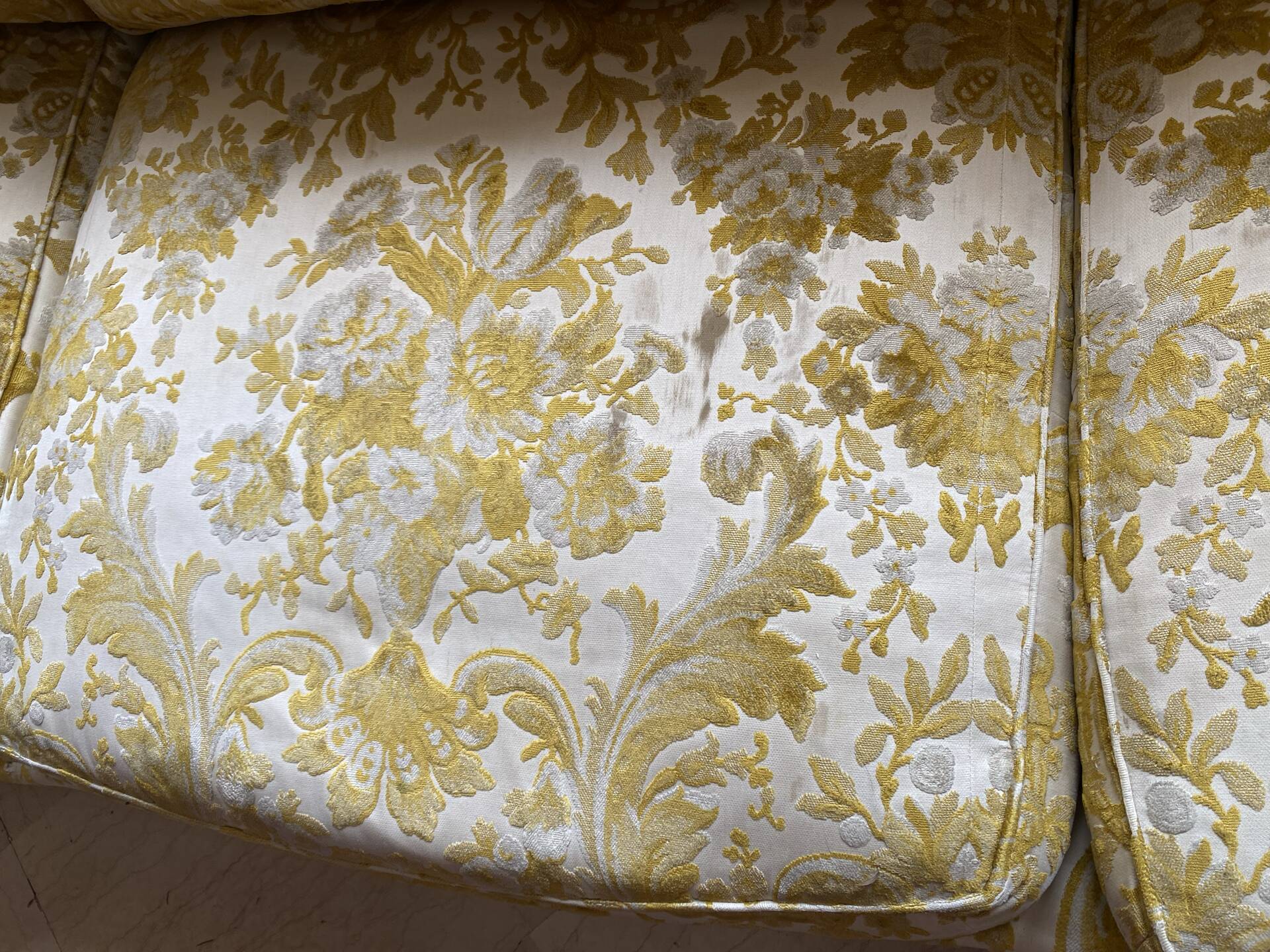 2 fauteuils et un canapé vintage velours jaune et or.