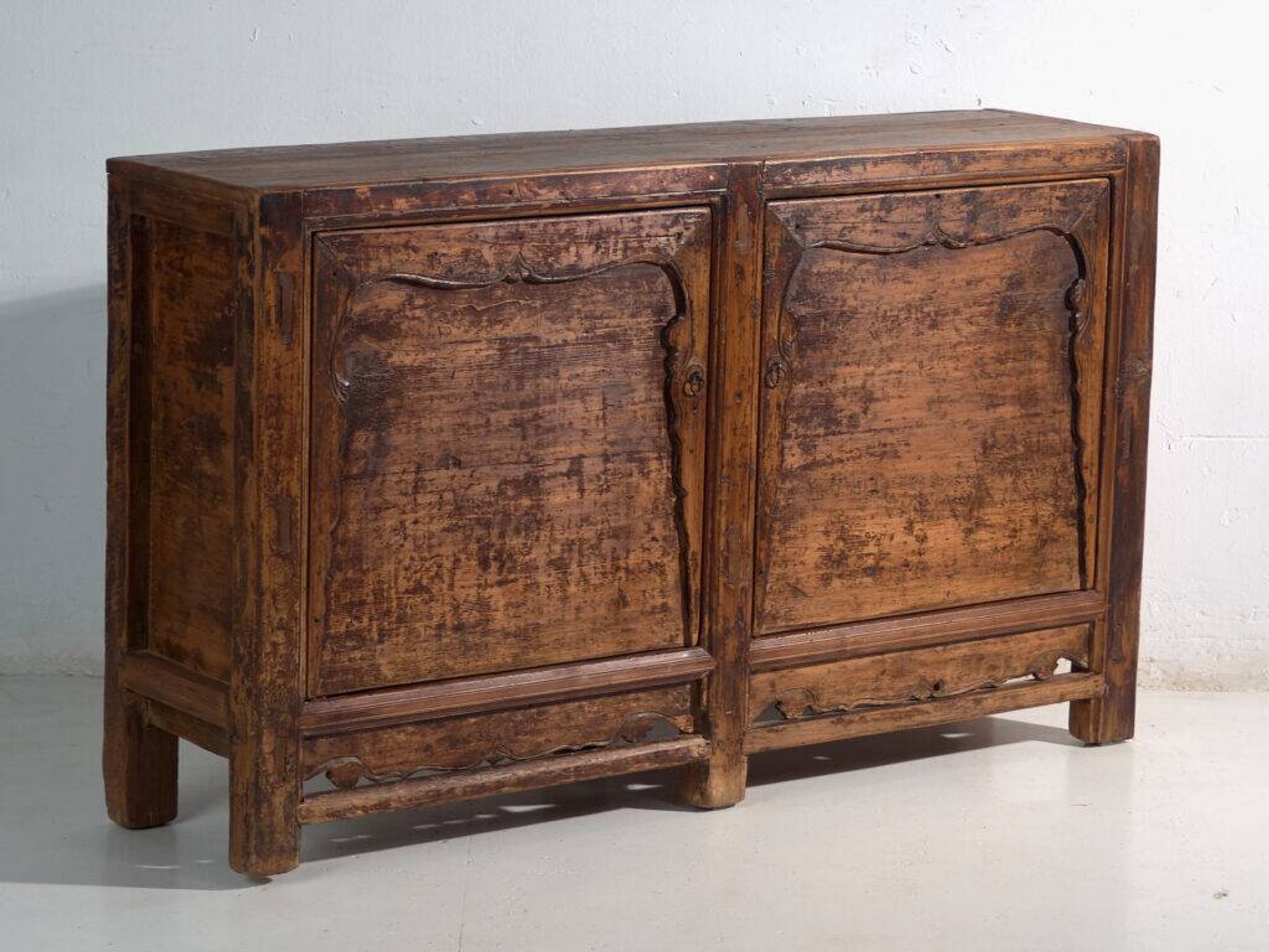 Pine buffet with two doors and scalloped panels – China, circa 1950