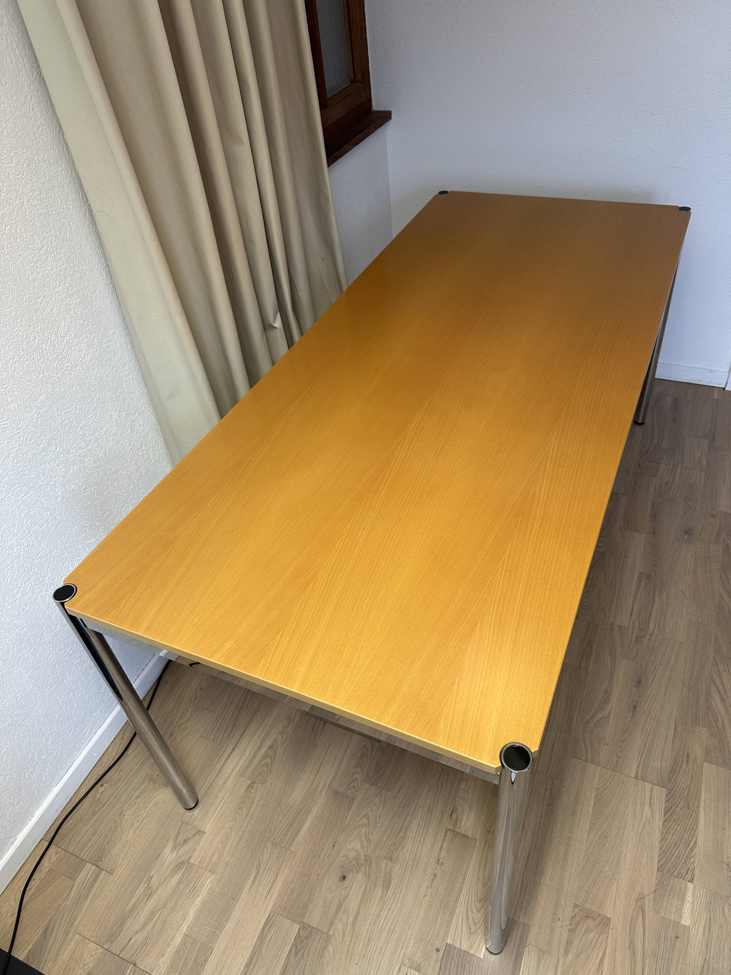 Bureau USM Haller en hêtre plaqué naturel vernis