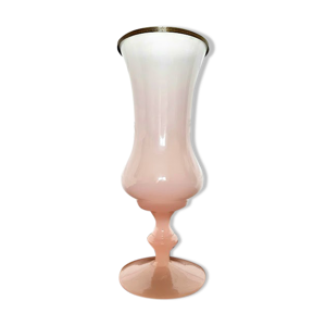 Vase piédouche opaline et métal