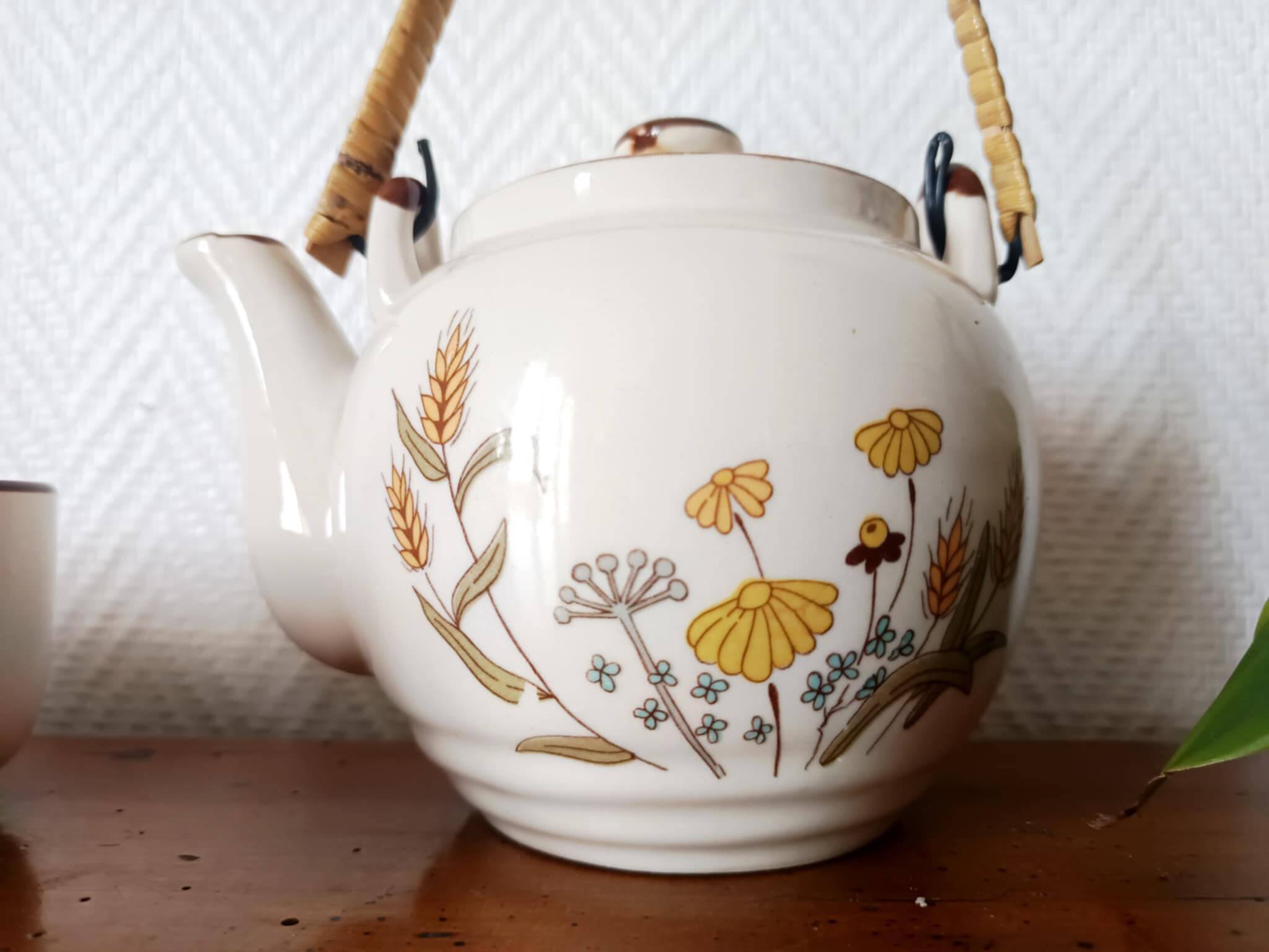 Asian tea service with flowers 1970