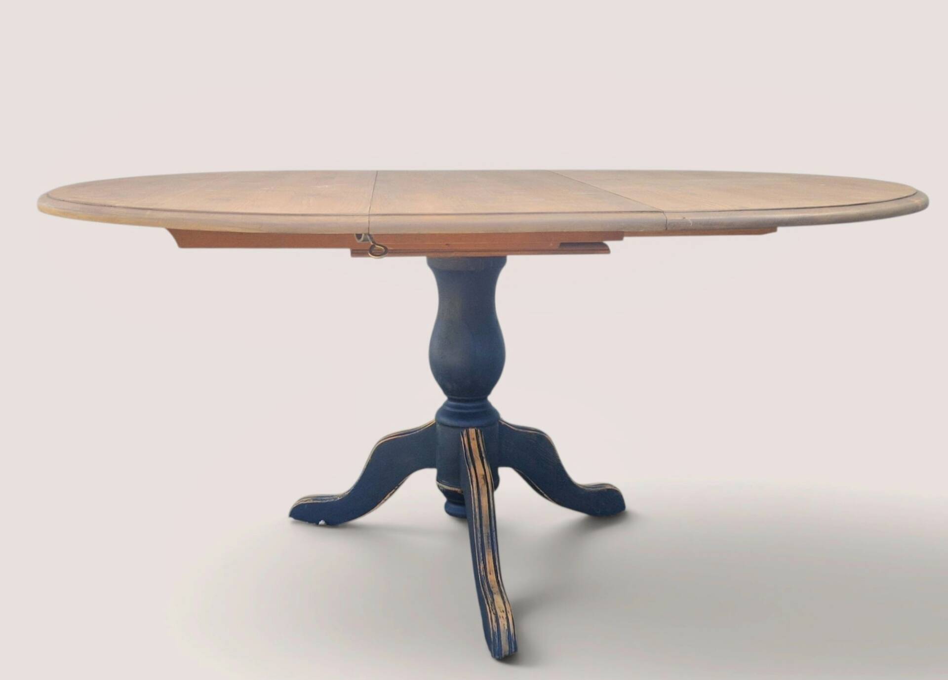 Extendable round table with central leg – Chic country spirit