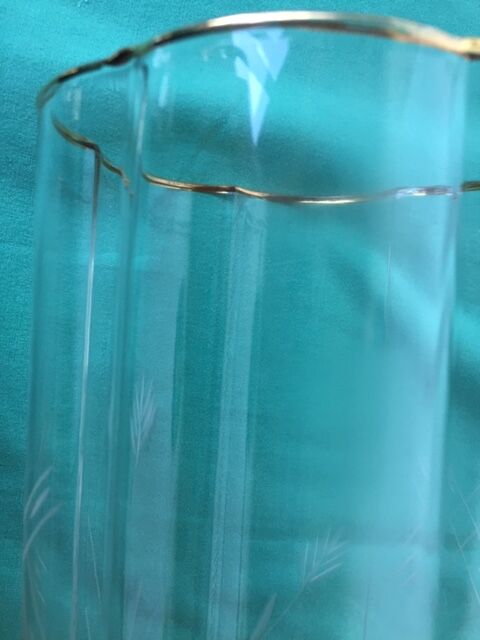 Glass vase polylobe serious pattern foliage